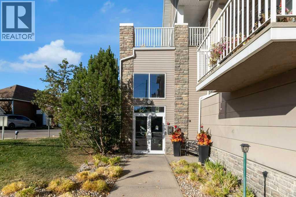 304, 128 Centre Avenue, Cochrane, Alberta  T4C 2K5 - Photo 3 - A2263244