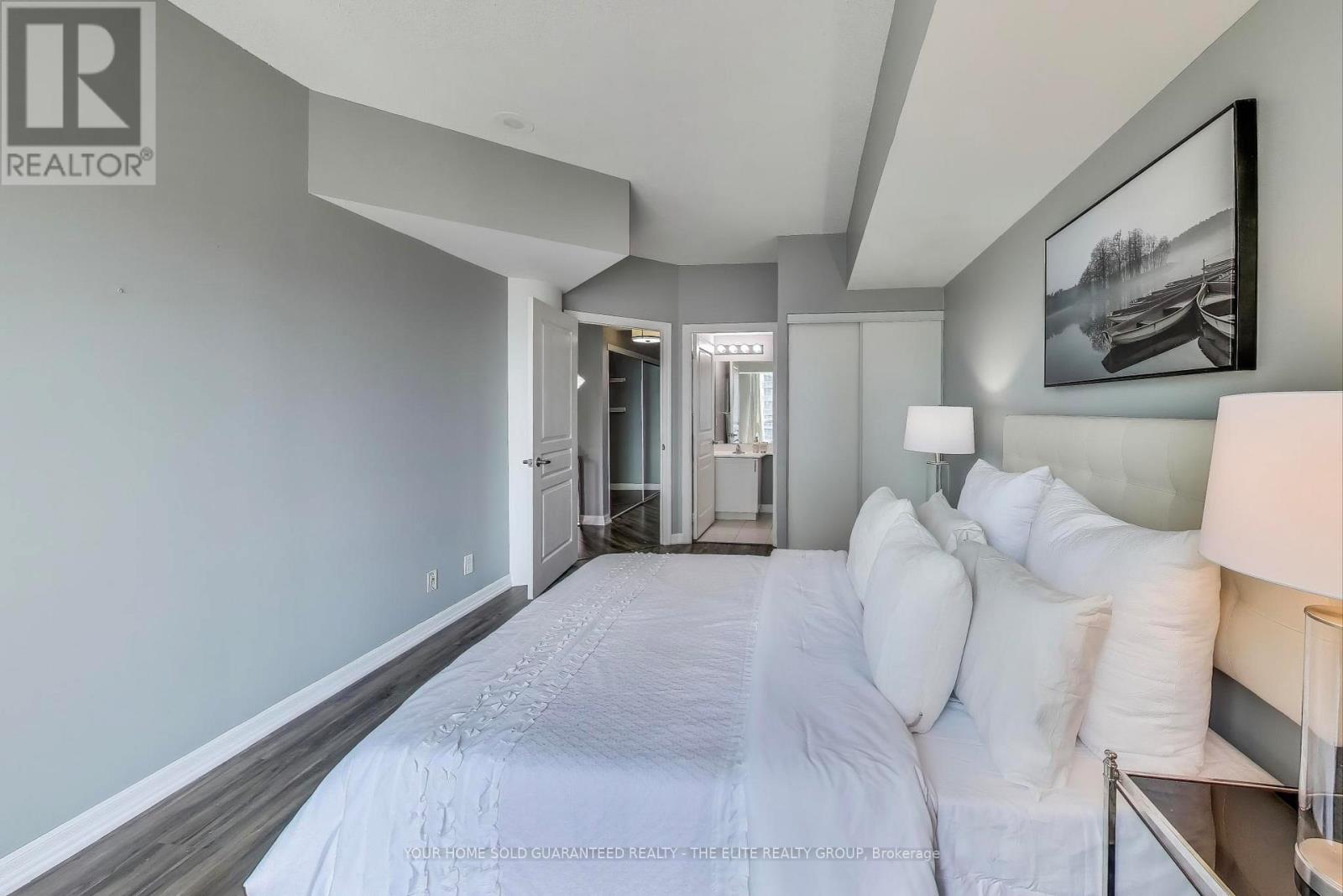 1107 - 220 Burnhamthorpe Road W, Mississauga, Ontario  L5B 3Y5 - Photo 6 - W12455501