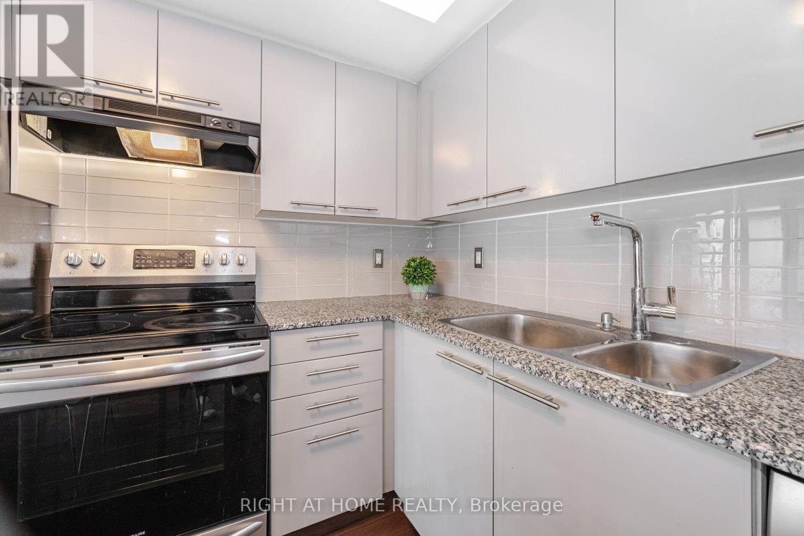 605 - 22 Wellesley Street E, Toronto, Ontario  M4Y 1G3 - Photo 10 - C12455544