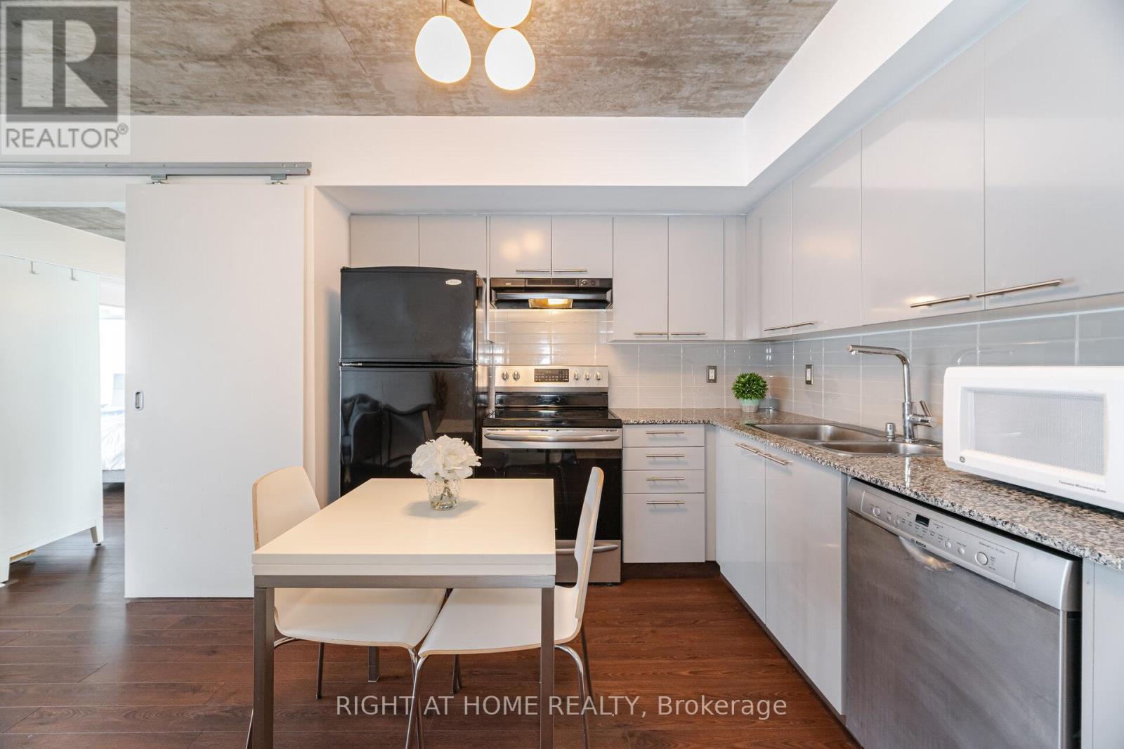 605 - 22 Wellesley Street E, Toronto, Ontario  M4Y 1G3 - Photo 9 - C12455544