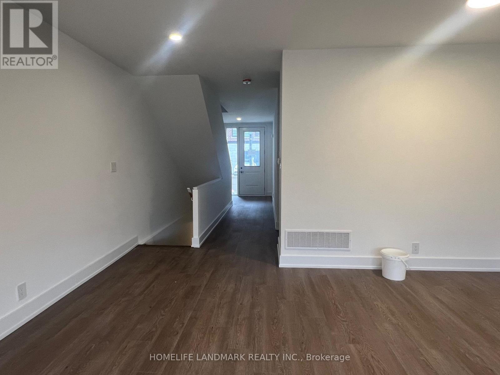 4 Chestnut Court, Aurora, Ontario  L4G 4A4 - Photo 7 - N12455128