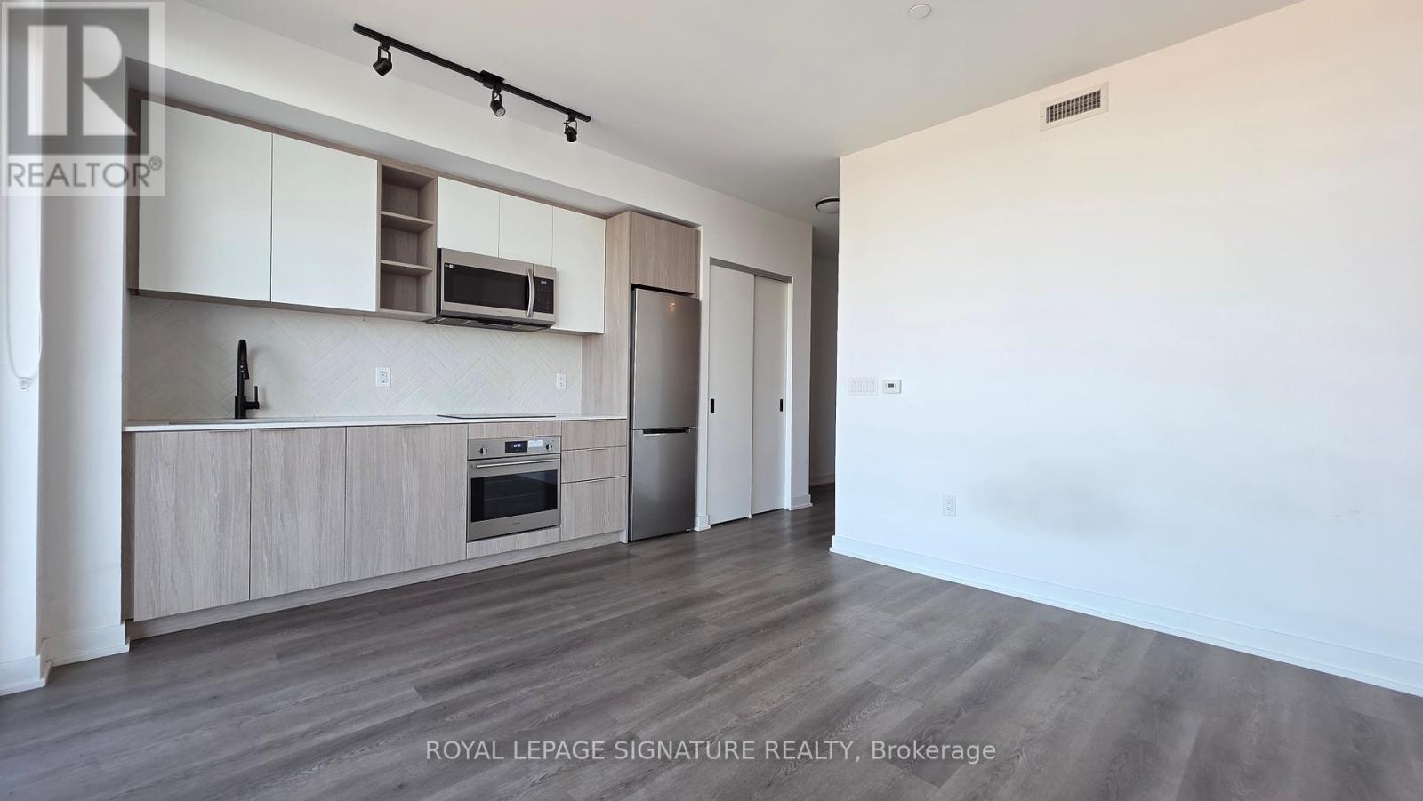 910 - 36 Zorra Street, Toronto, Ontario  M8Z 0G5 - Photo 2 - W12455514