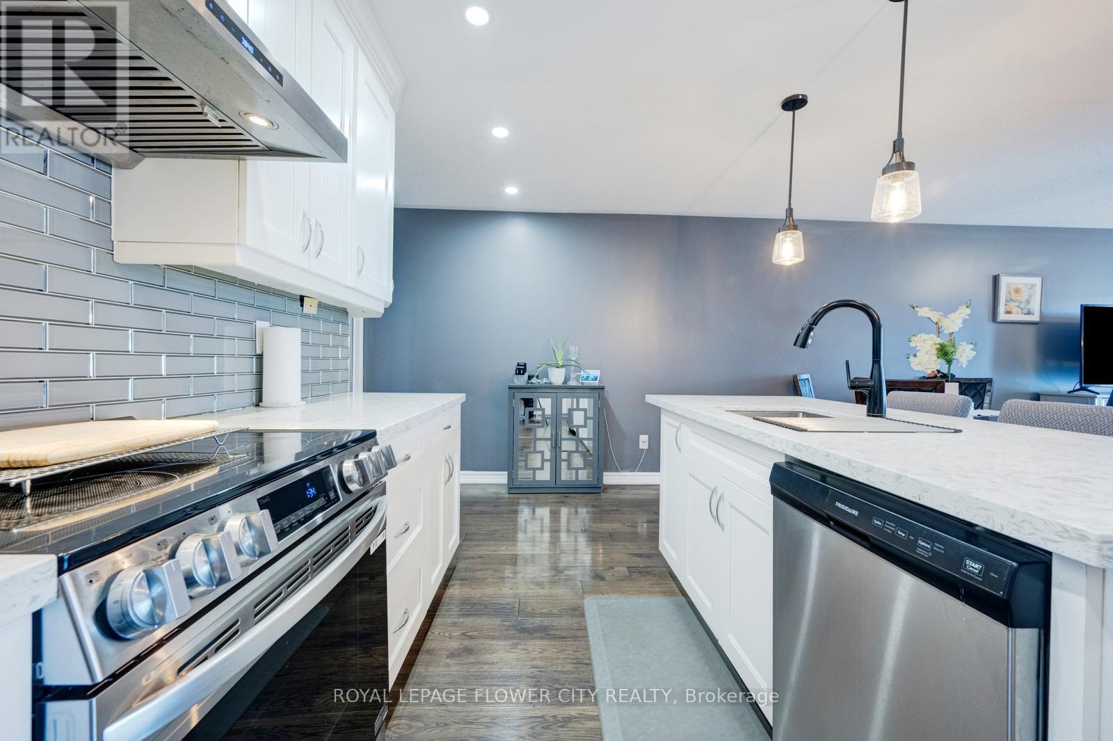 607 Rossellini Drive, Mississauga, Ontario  L5W 1M5 - Photo 12 - W12455521