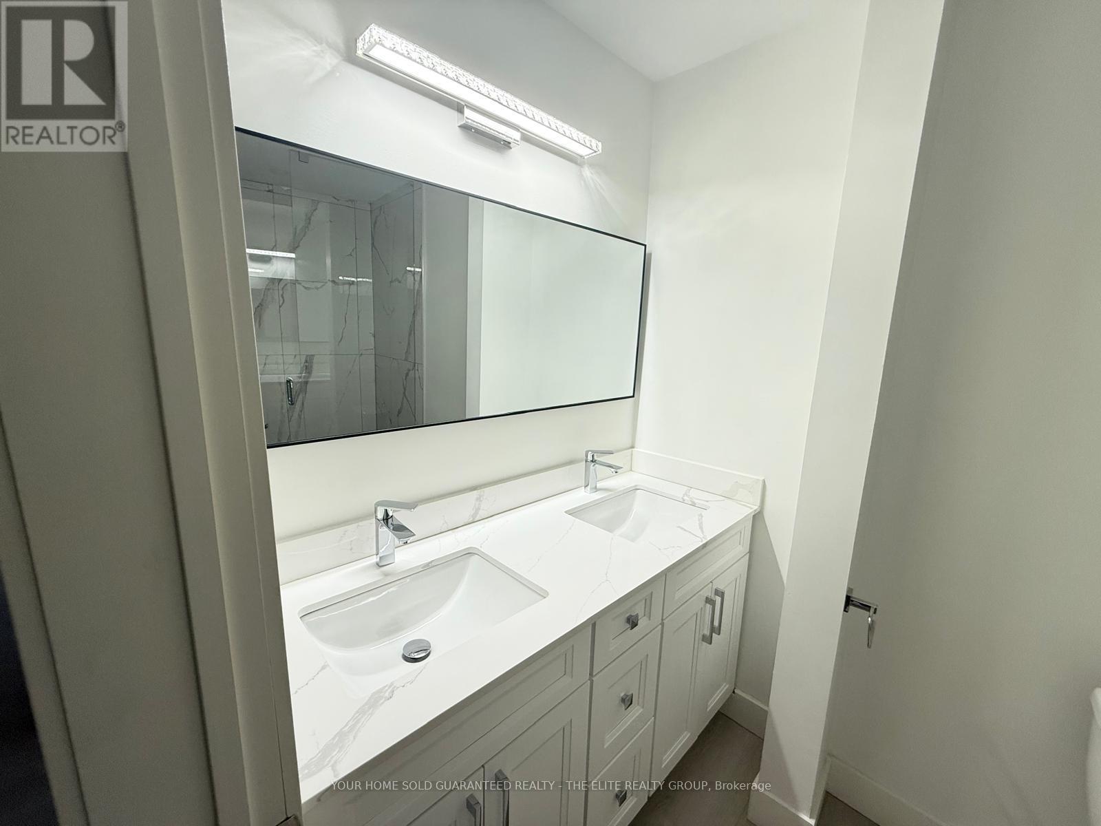 3276 Victory Crescent, Mississauga, Ontario  L4T 1L9 - Photo 5 - W12455527