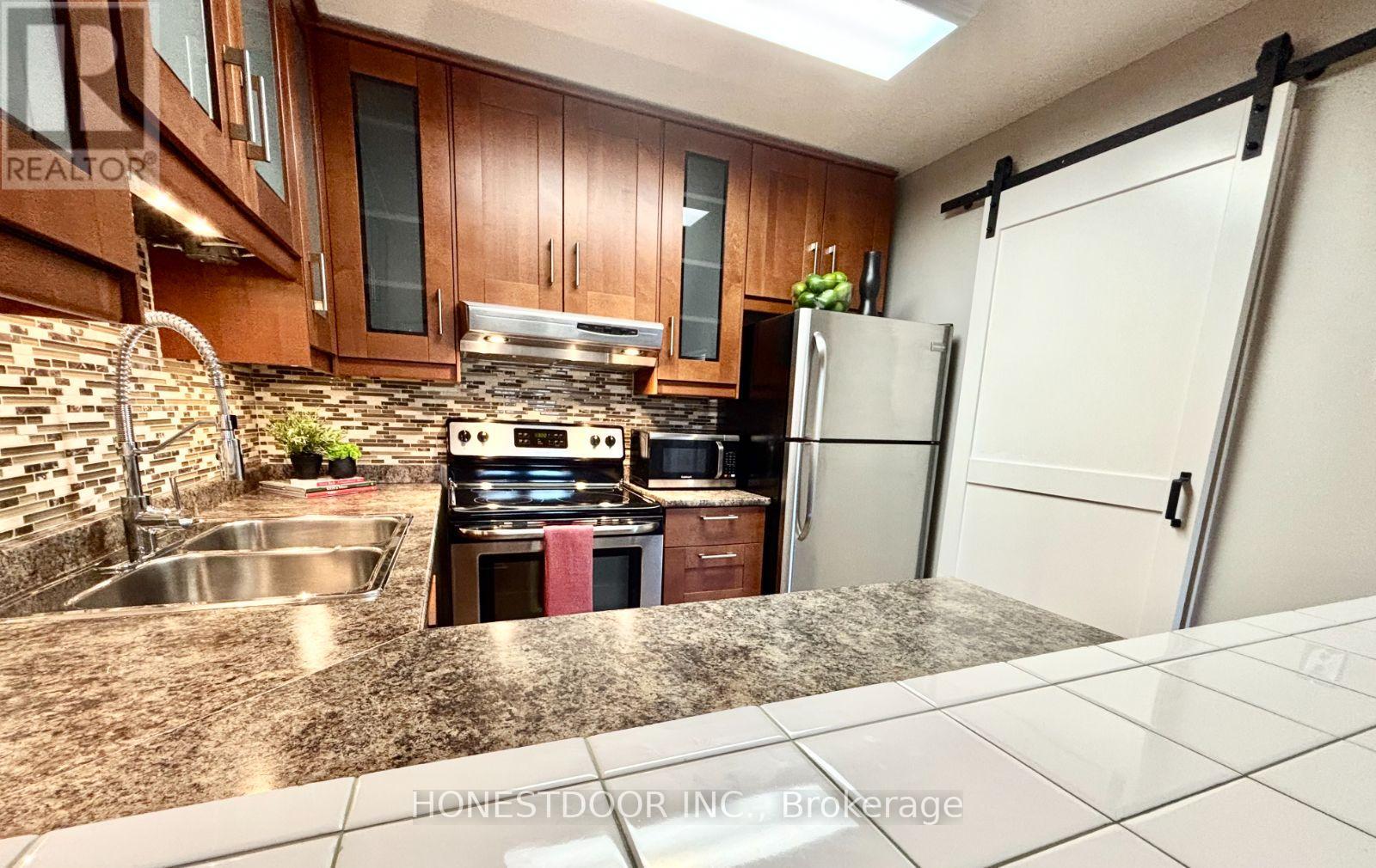 304 - 2030 Cleaver Avenue, Burlington, Ontario  L7M 4C3 - Photo 11 - W12455528