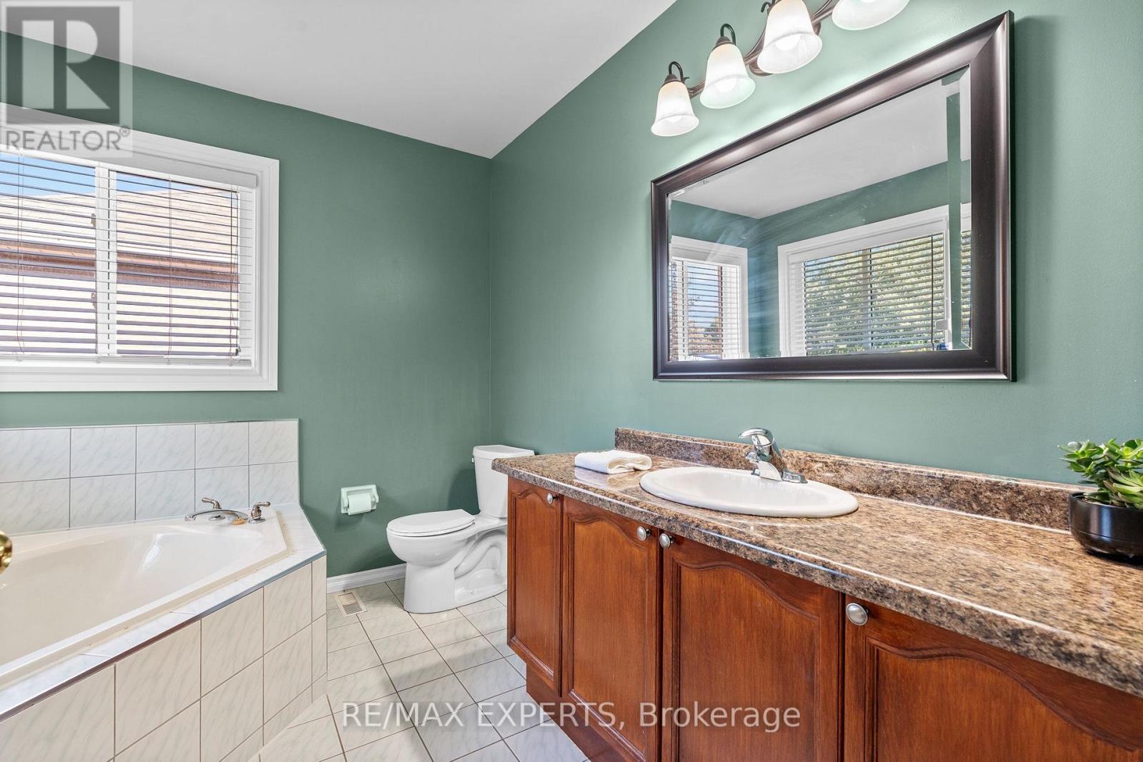 8 Strawberry Hill Court, Caledon, Ontario  L7E 1R9 - Photo 34 - W12455538