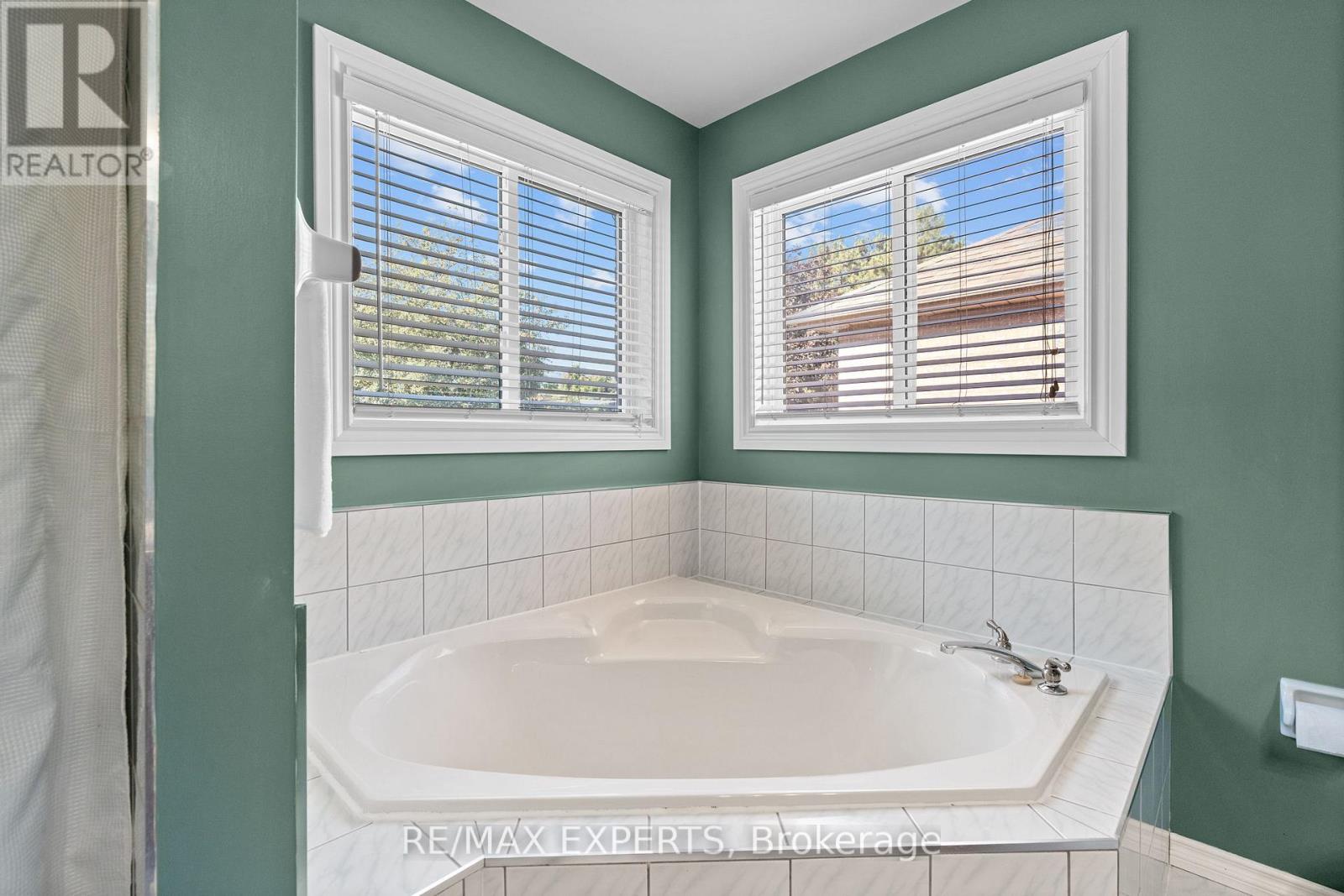 8 Strawberry Hill Court, Caledon, Ontario  L7E 1R9 - Photo 35 - W12455538