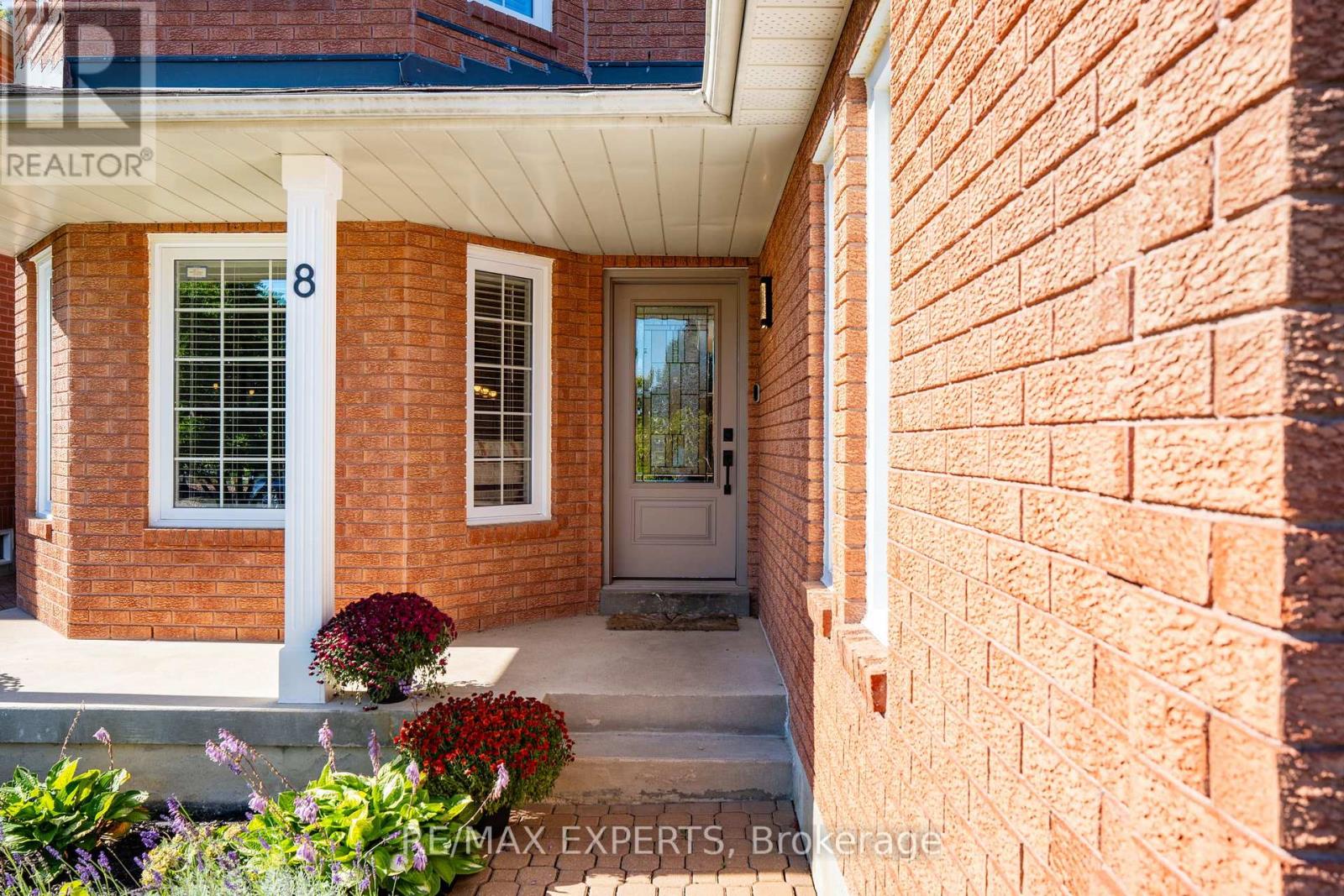 8 Strawberry Hill Court, Caledon, Ontario  L7E 1R9 - Photo 4 - W12455538