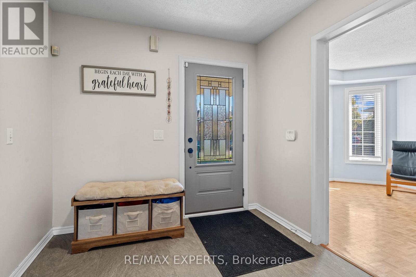8 Strawberry Hill Court, Caledon, Ontario  L7E 1R9 - Photo 5 - W12455538