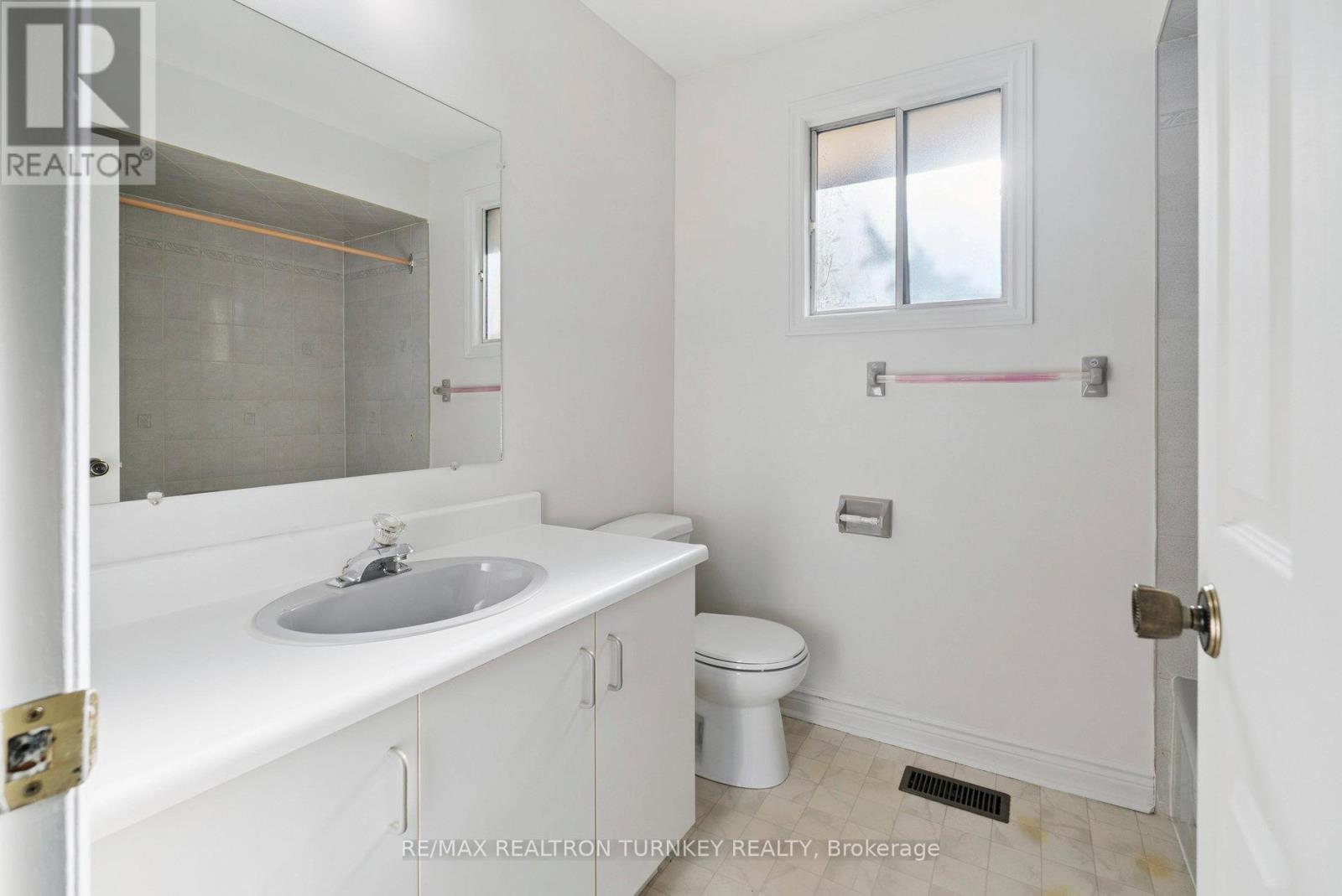 154 Meadowbank Road, Newmarket, Ontario  L3Y 4Y2 - Photo 17 - N12454881