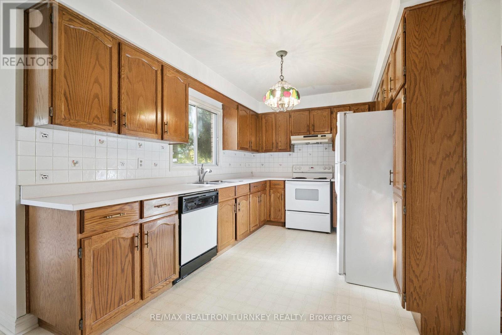 154 Meadowbank Road, Newmarket, Ontario  L3Y 4Y2 - Photo 9 - N12454881