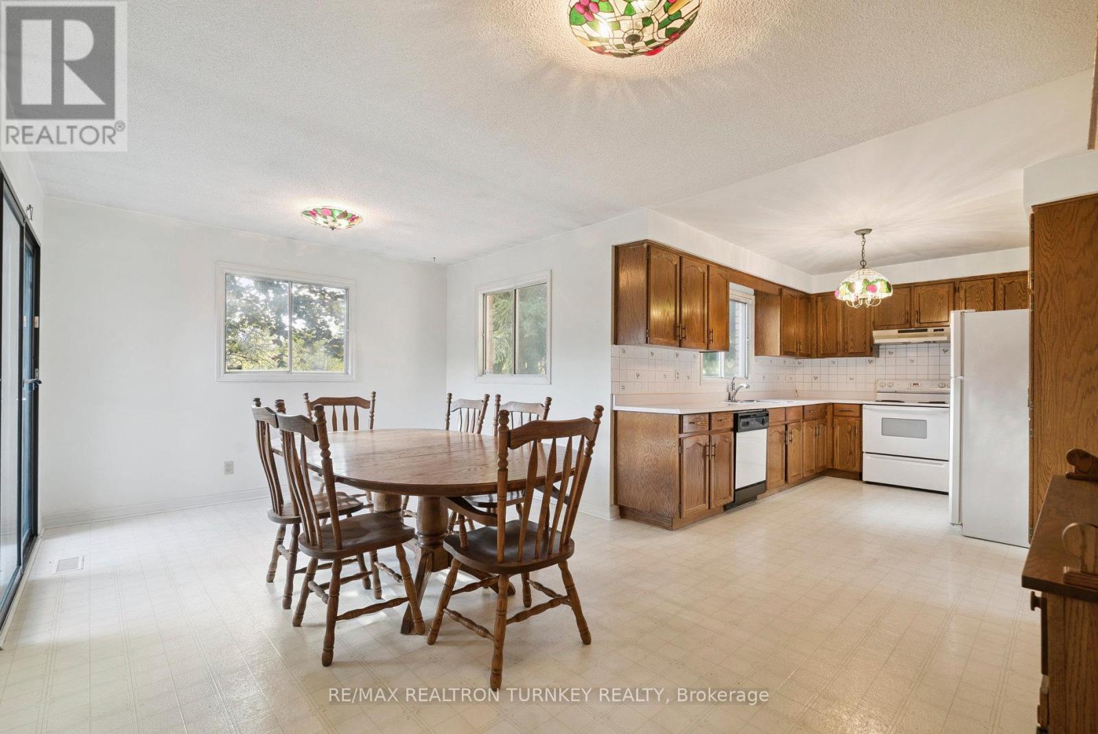 154 Meadowbank Road, Newmarket, Ontario  L3Y 4Y2 - Photo 7 - N12454881