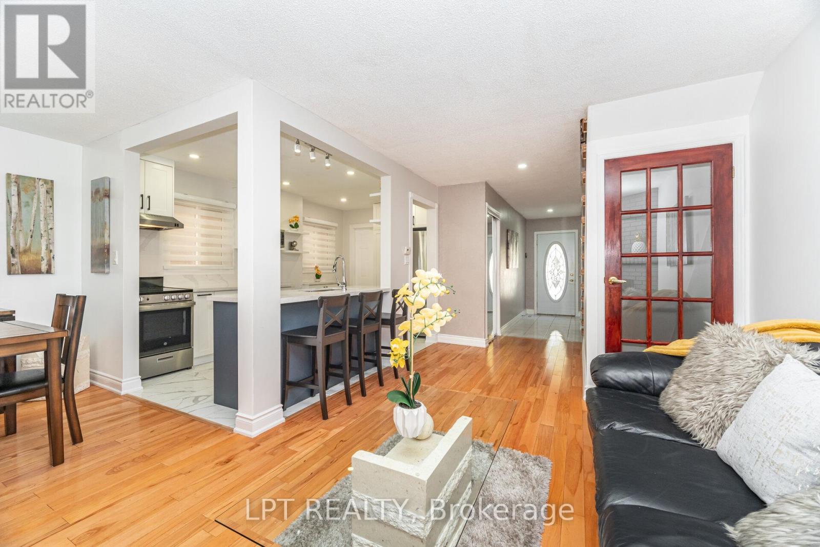 27 Woodsview Avenue, Toronto, Ontario  M9W 6B9 - Photo 10 - W12455576