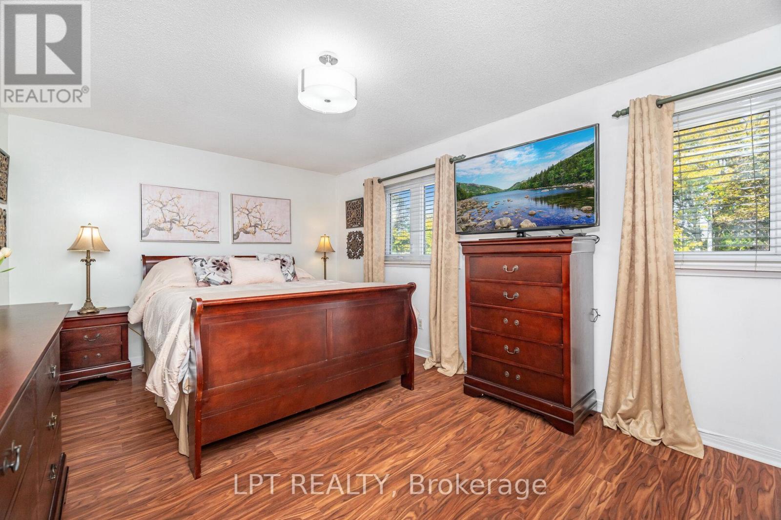 27 Woodsview Avenue, Toronto, Ontario  M9W 6B9 - Photo 18 - W12455576