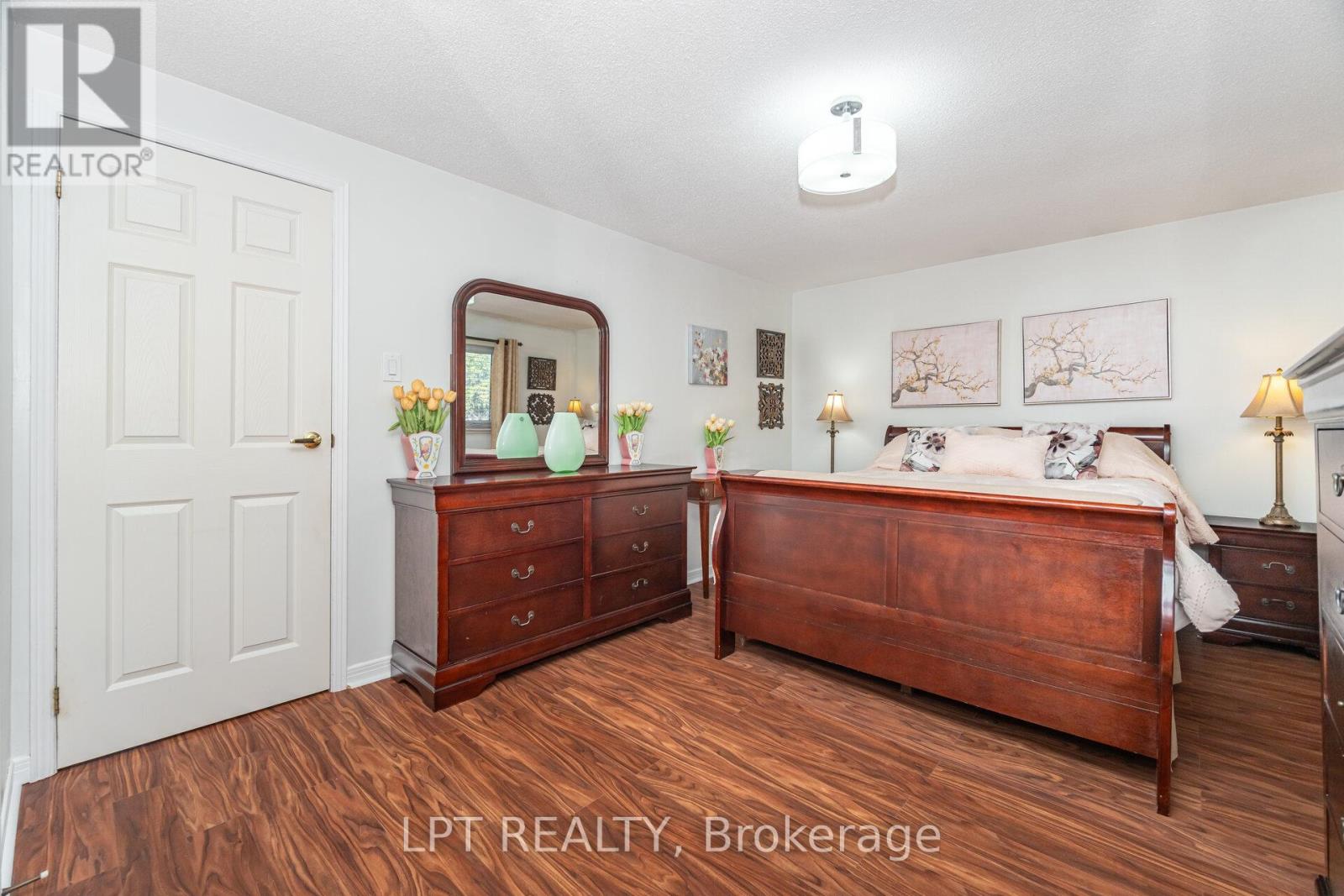27 Woodsview Avenue, Toronto, Ontario  M9W 6B9 - Photo 19 - W12455576
