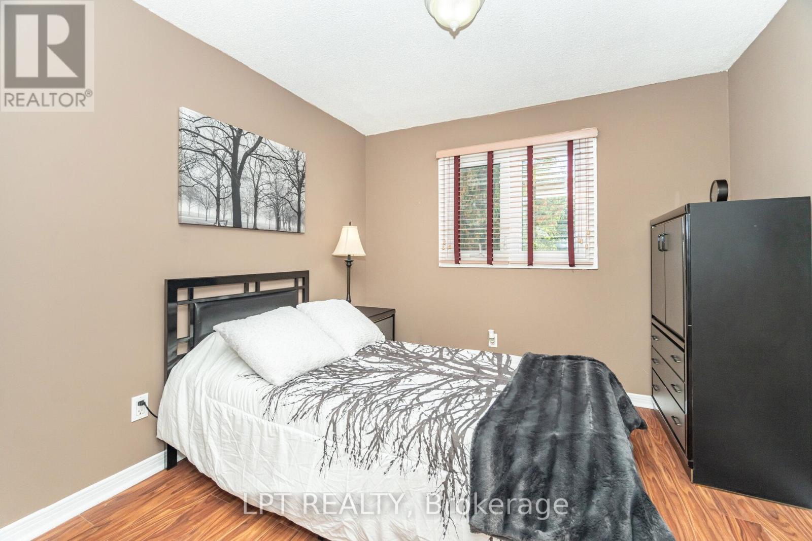 27 Woodsview Avenue, Toronto, Ontario  M9W 6B9 - Photo 22 - W12455576