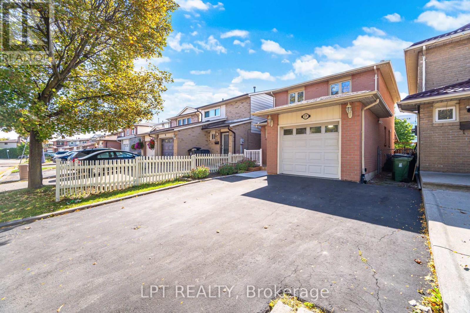 27 Woodsview Avenue, Toronto, Ontario  M9W 6B9 - Photo 3 - W12455576