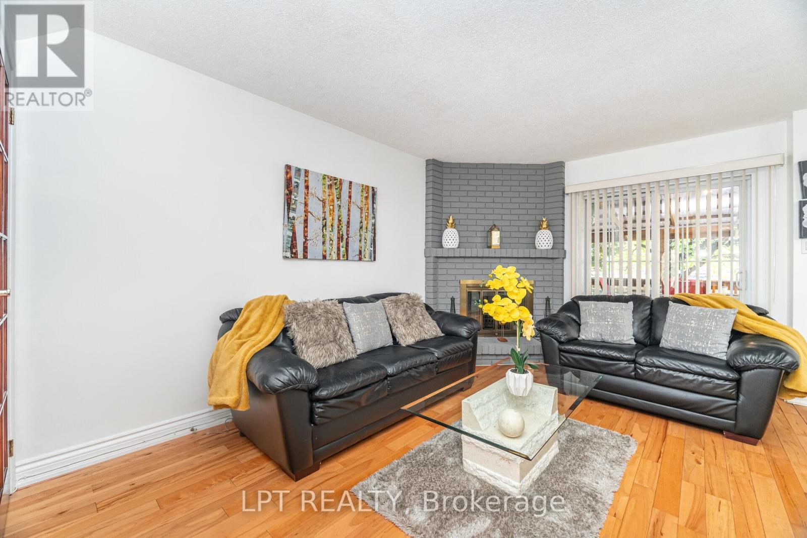27 Woodsview Avenue, Toronto, Ontario  M9W 6B9 - Photo 7 - W12455576