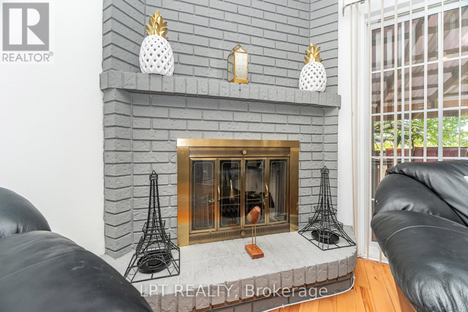27 Woodsview Avenue, Toronto, Ontario  M9W 6B9 - Photo 8 - W12455576