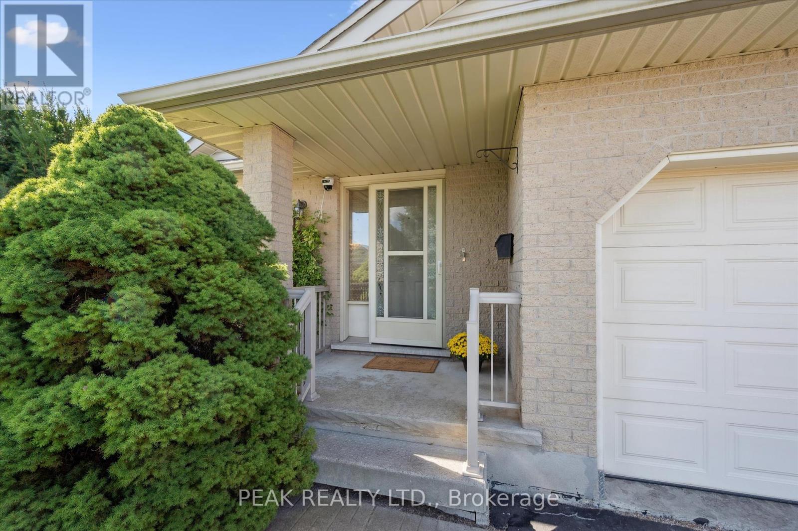359 Westvale Drive, Waterloo, Ontario  N2T 2M6 - Photo 4 - X12455554
