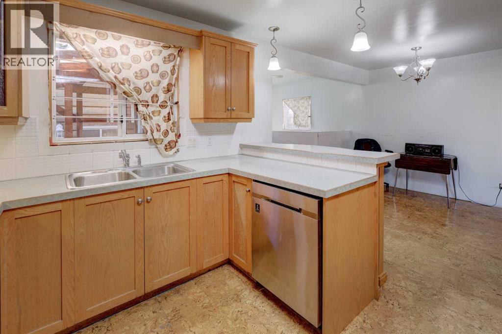 8127 43 Avenue Nw, Calgary, Alberta  T3B 1X8 - Photo 11 - A2259528