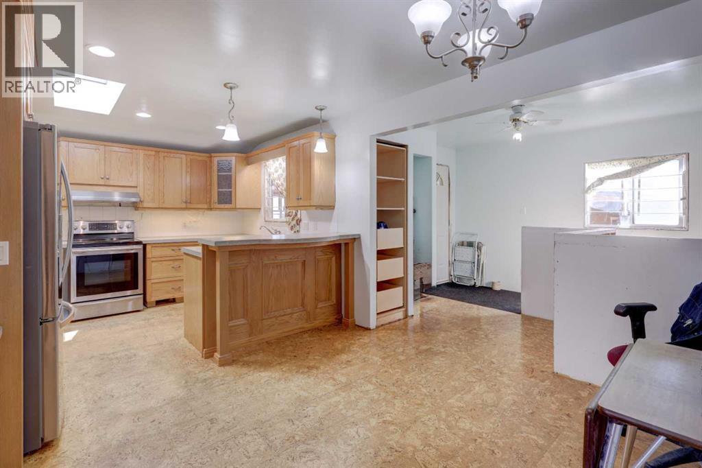8127 43 Avenue Nw, Calgary, Alberta  T3B 1X8 - Photo 7 - A2259528