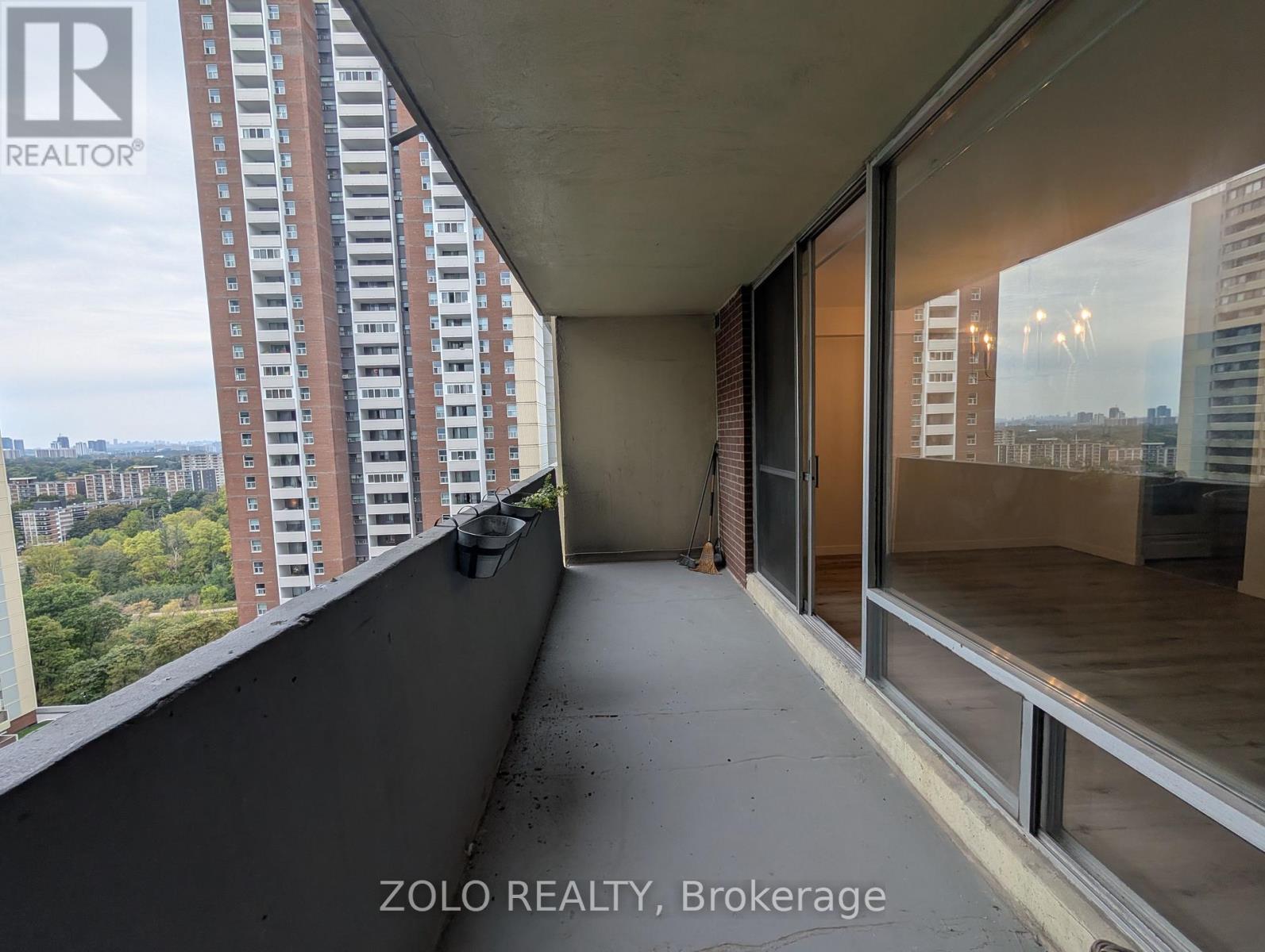 1801 - 5 Massey Square, Toronto, Ontario  M4C 5L6 - Photo 6 - E12455586