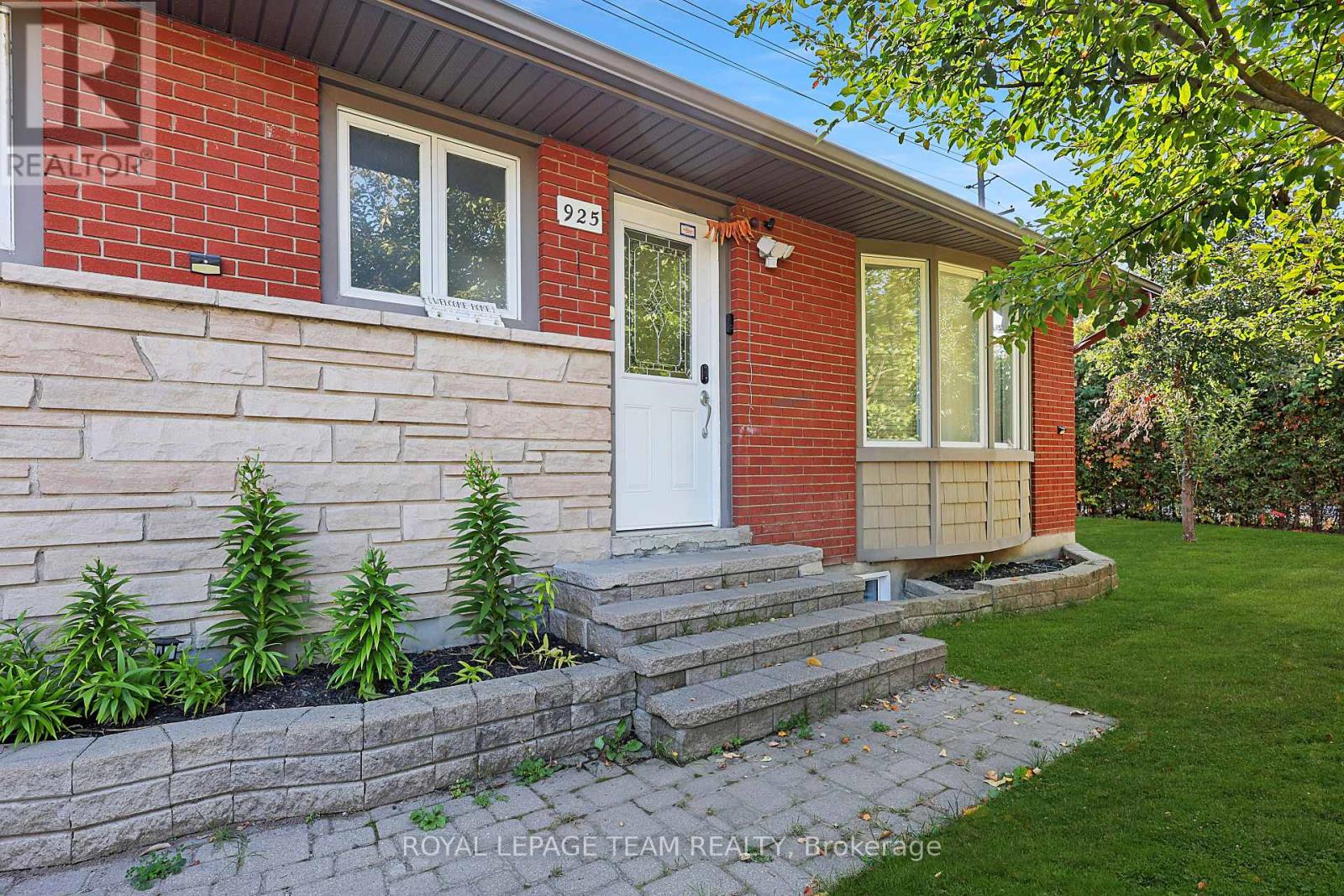 Upper Unit - 925 Moorvale Street, Ottawa, Ontario  K1K 3K9 - Photo 1 - X12455614