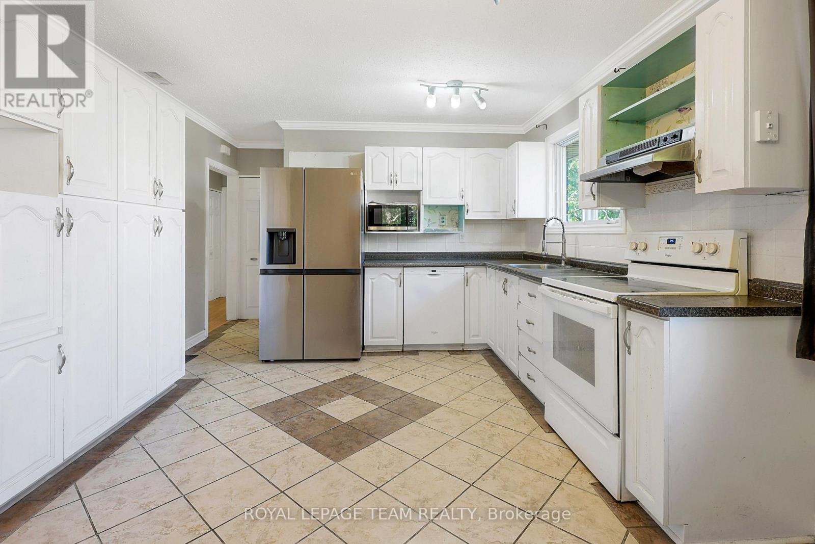 Upper Unit - 925 Moorvale Street, Ottawa, Ontario  K1K 3K9 - Photo 17 - X12455614