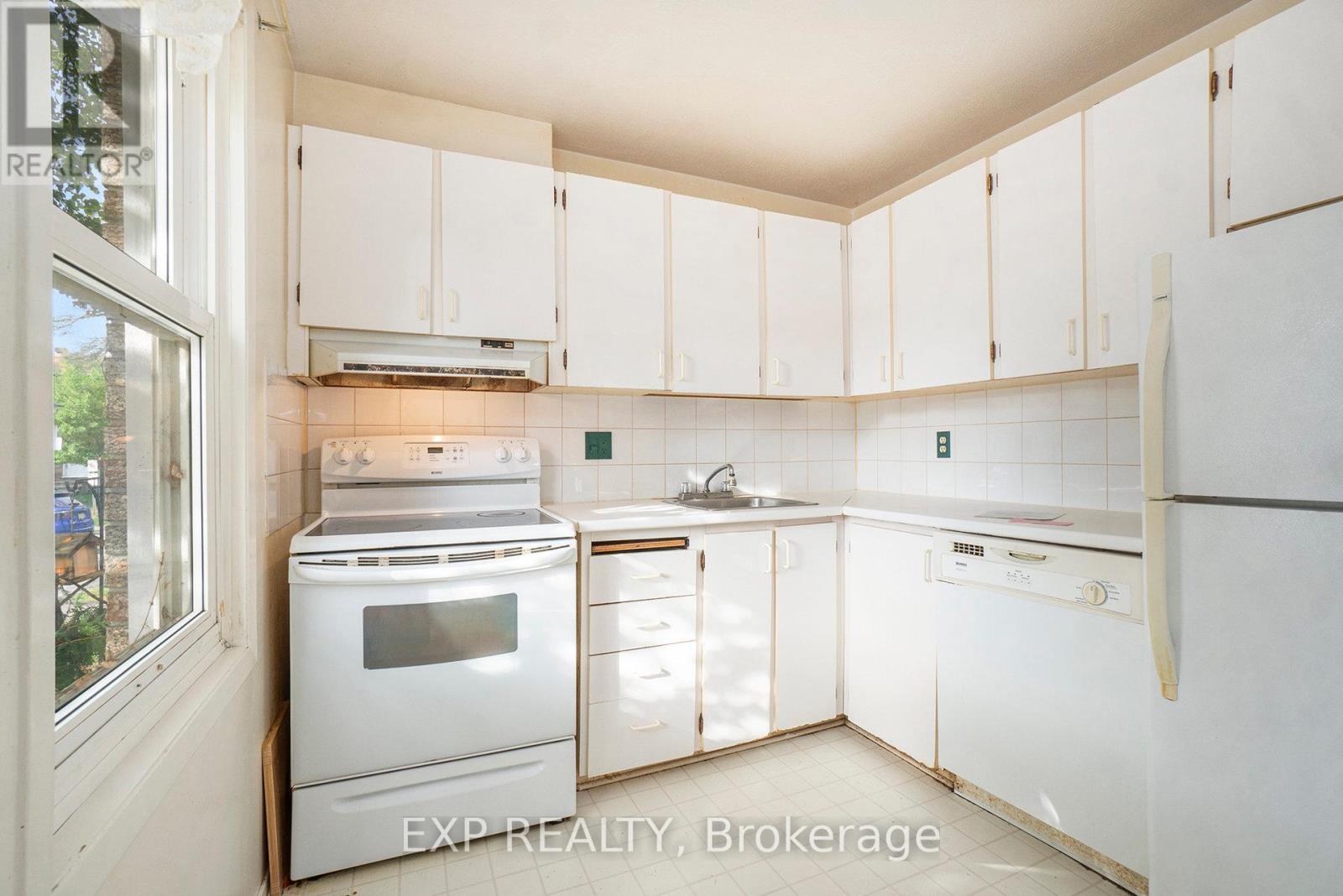C - 1699c Lamoureux Drive, Ottawa, Ontario  K1E 2N3 - Photo 11 - X12455632