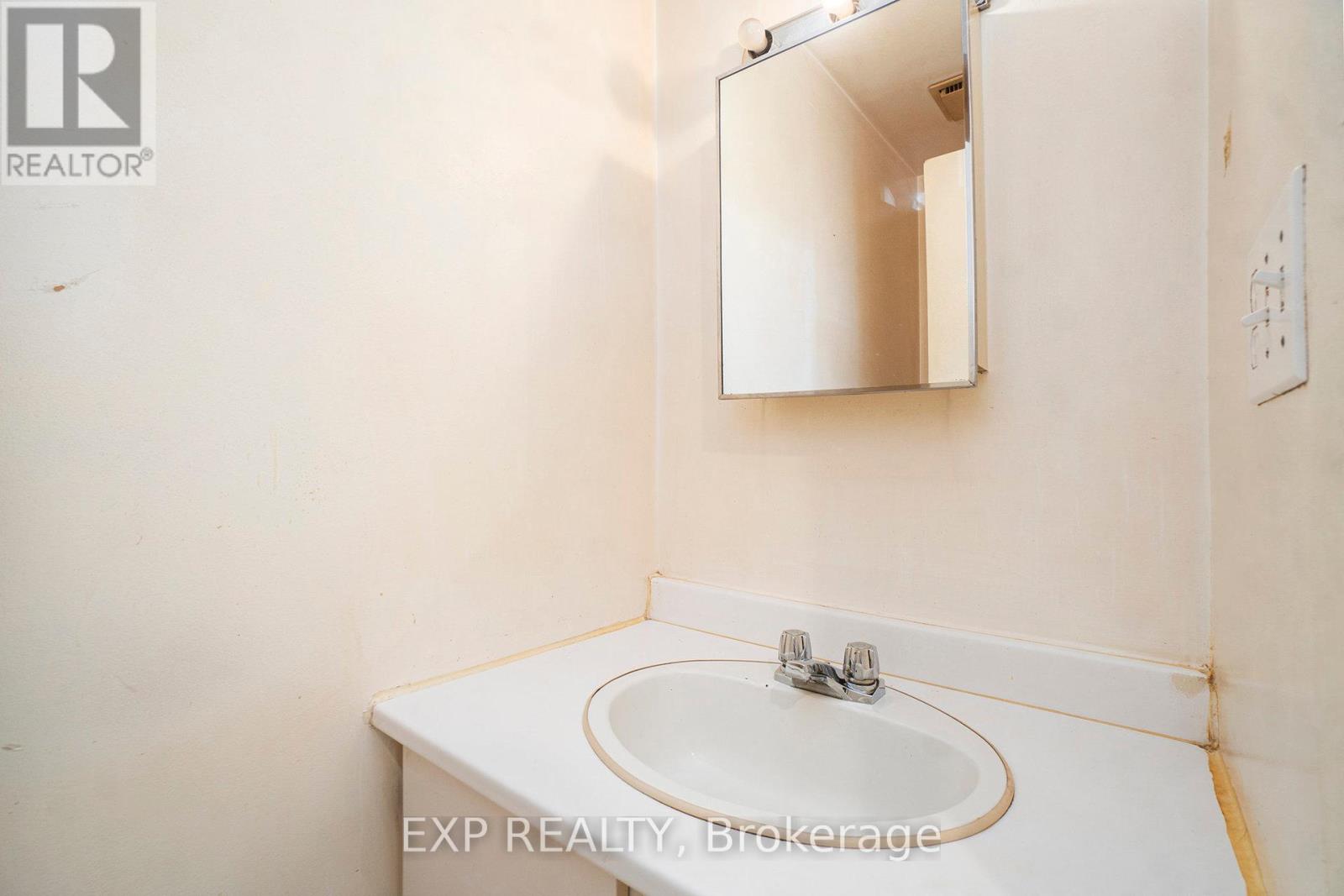 C - 1699c Lamoureux Drive, Ottawa, Ontario  K1E 2N3 - Photo 12 - X12455632