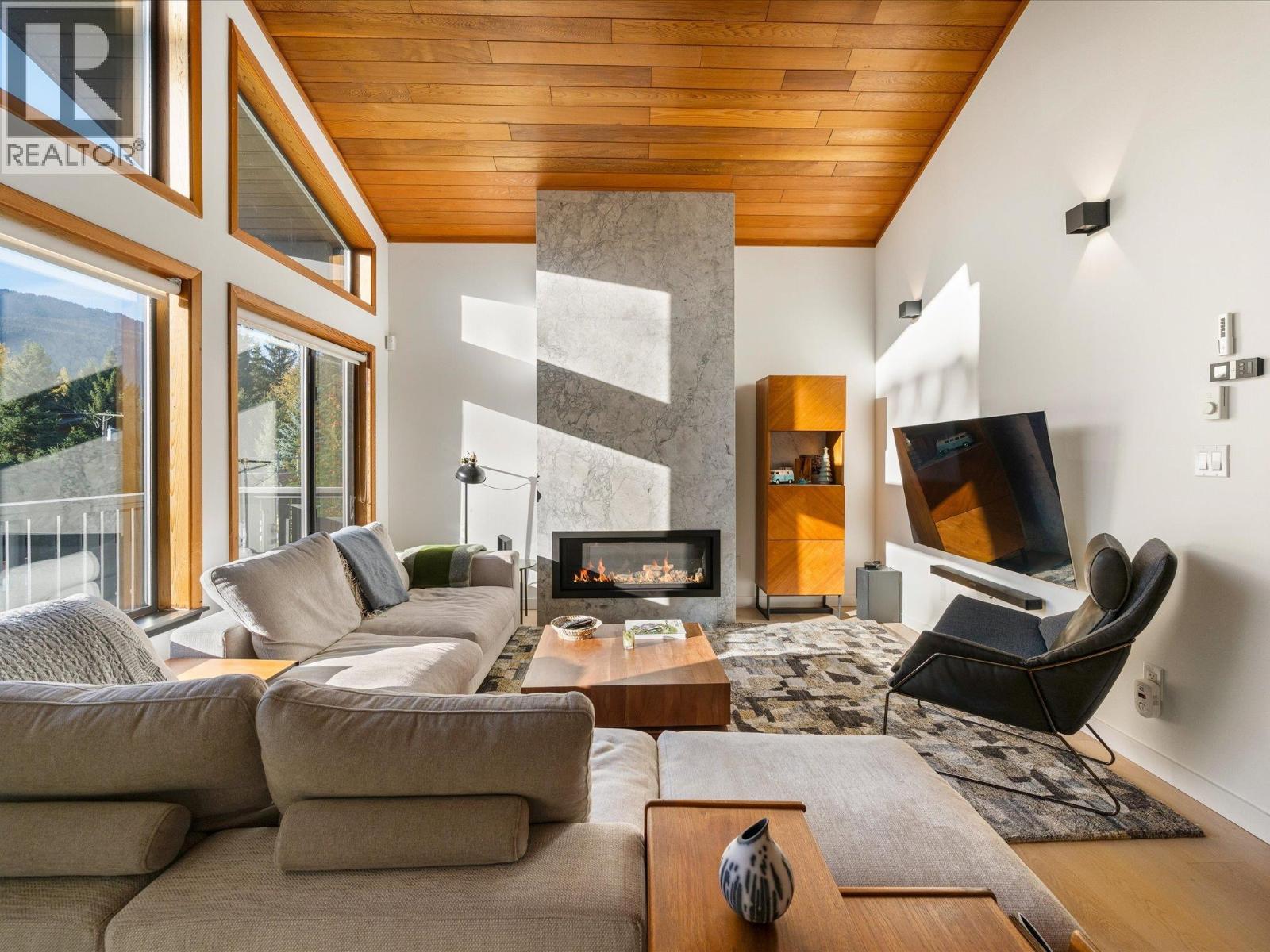 7206 N Fitzsimmons Road, Whistler, British Columbia  V8E 0E3 - Photo 2 - R3057320