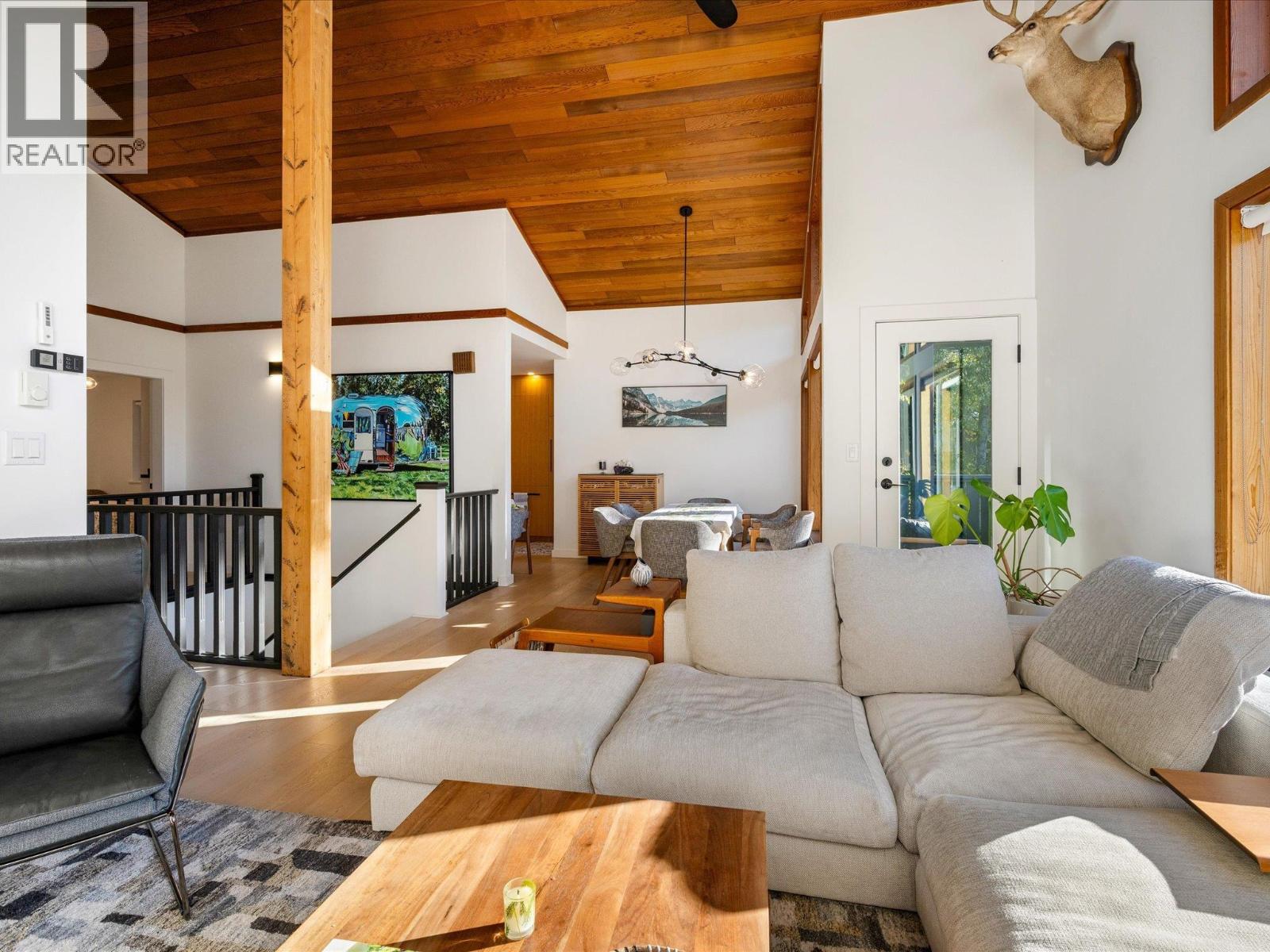 7206 N Fitzsimmons Road, Whistler, British Columbia  V8E 0E3 - Photo 3 - R3057320