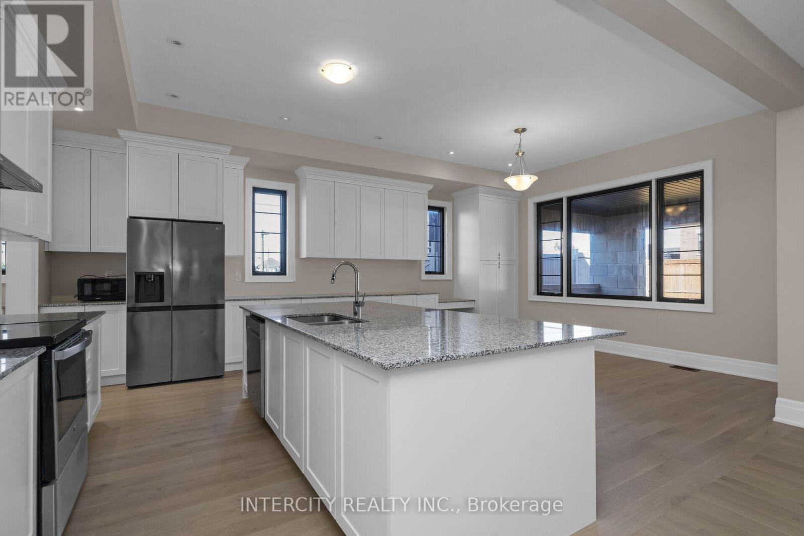 2 Pine Heights Drive, Vaughan, Ontario  L4H 5C9 - Photo 10 - N12455669