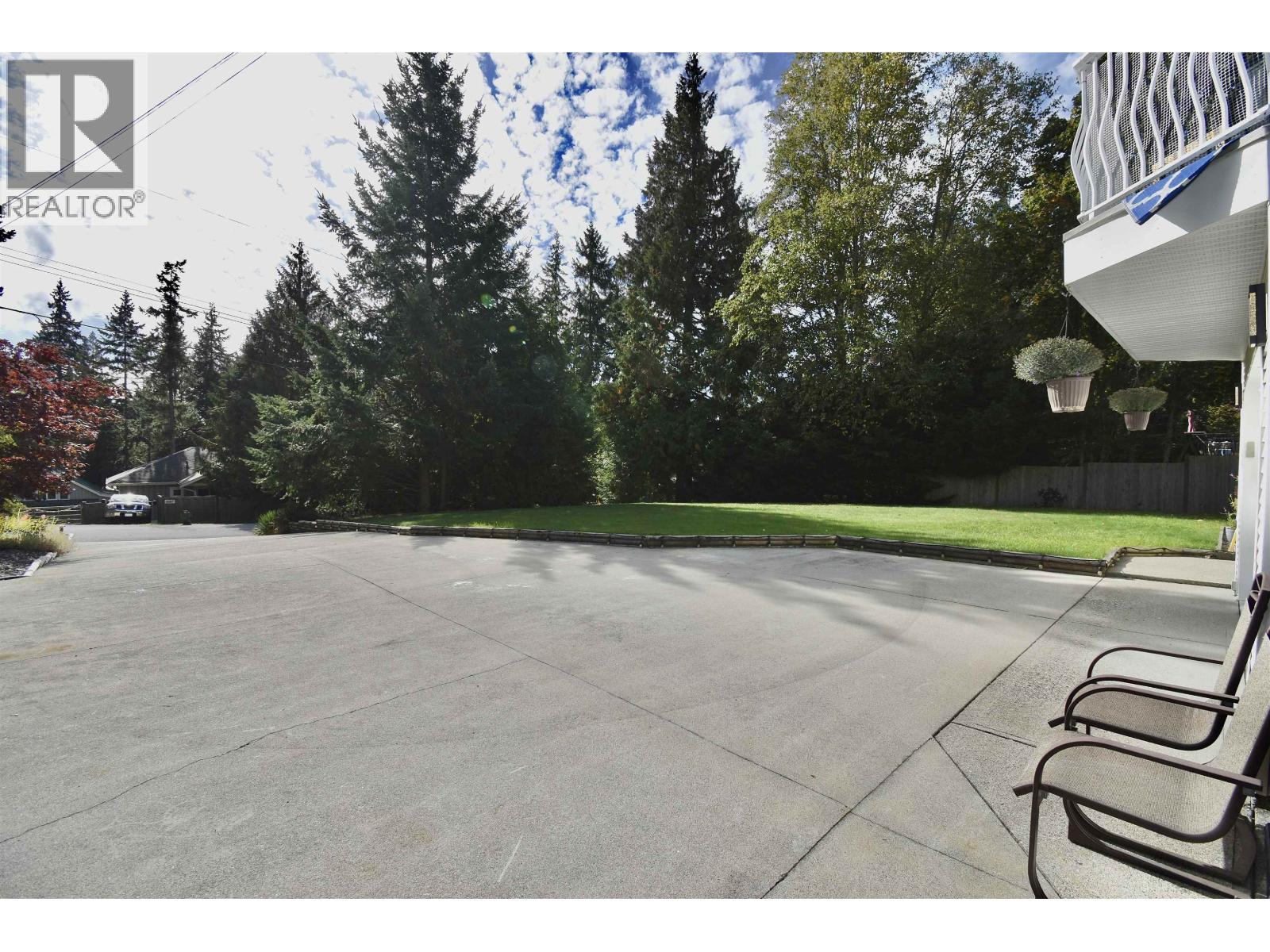 8086 Dogwood Drive, Halfmoon Bay, British Columbia  V7Z 1A8 - Photo 3 - R3057344