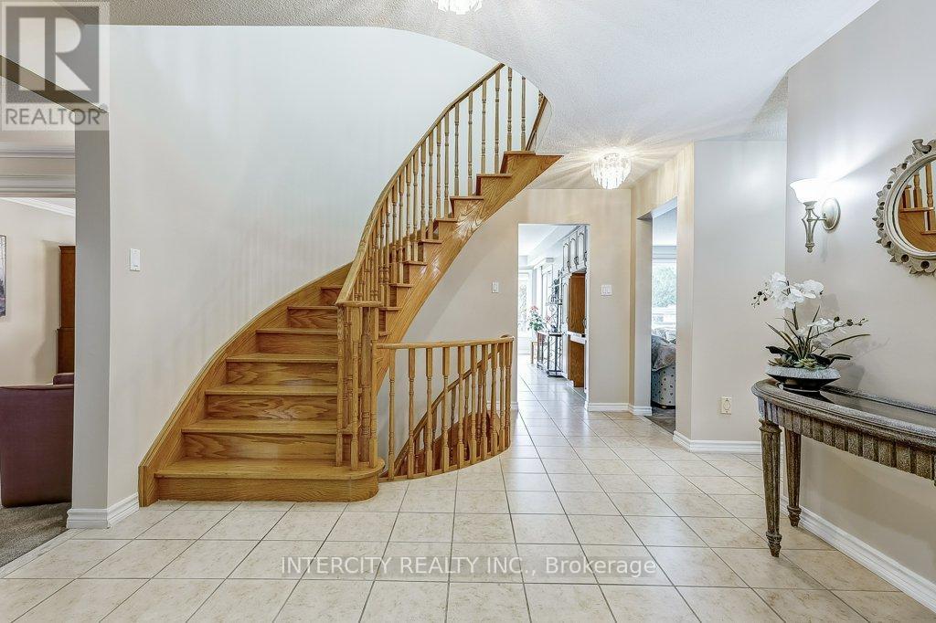 21 Marylebone Crescent, Richmond Hill, Ontario  L4E 2L5 - Photo 3 - N12455673