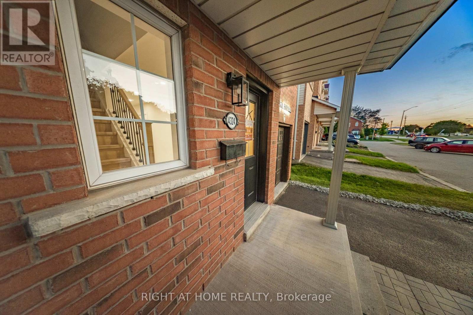 4324 Fairview Street, Burlington, Ontario  L7L 7A2 - Photo 3 - W12455679