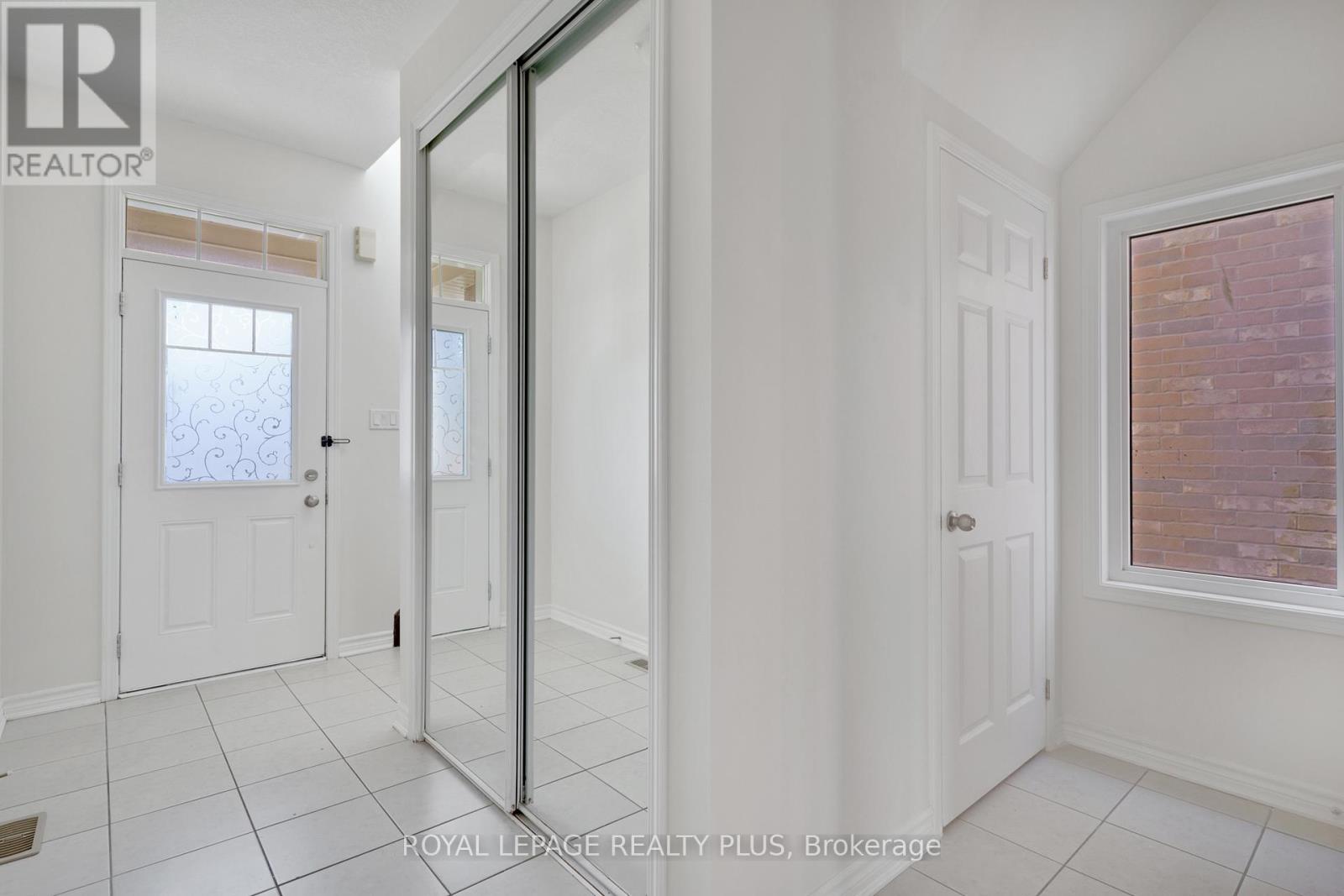 267 Grovehill Crescent, Kitchener, Ontario  N2R 0K8 - Photo 8 - X12455675