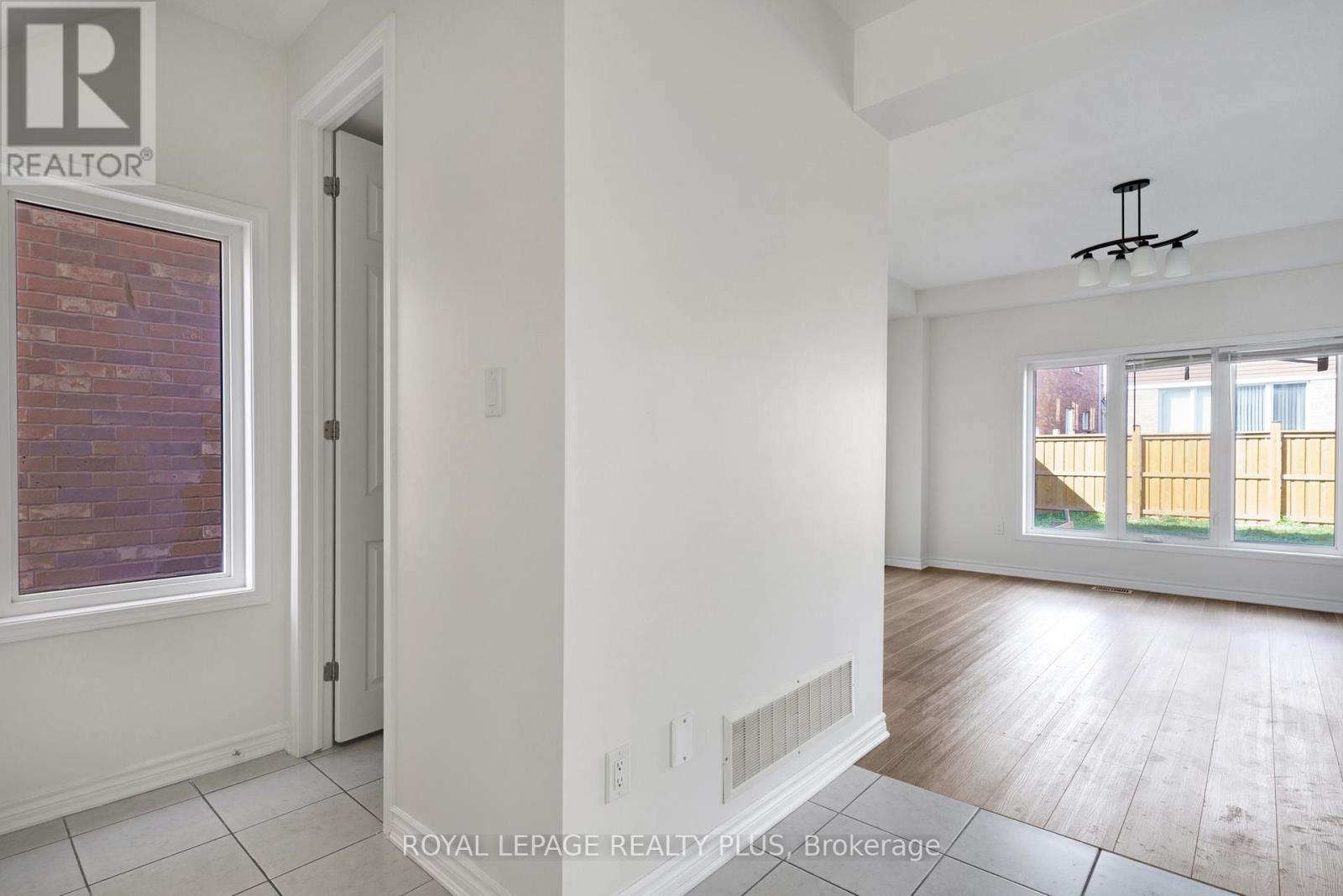 267 Grovehill Crescent, Kitchener, Ontario  N2R 0K8 - Photo 9 - X12455675