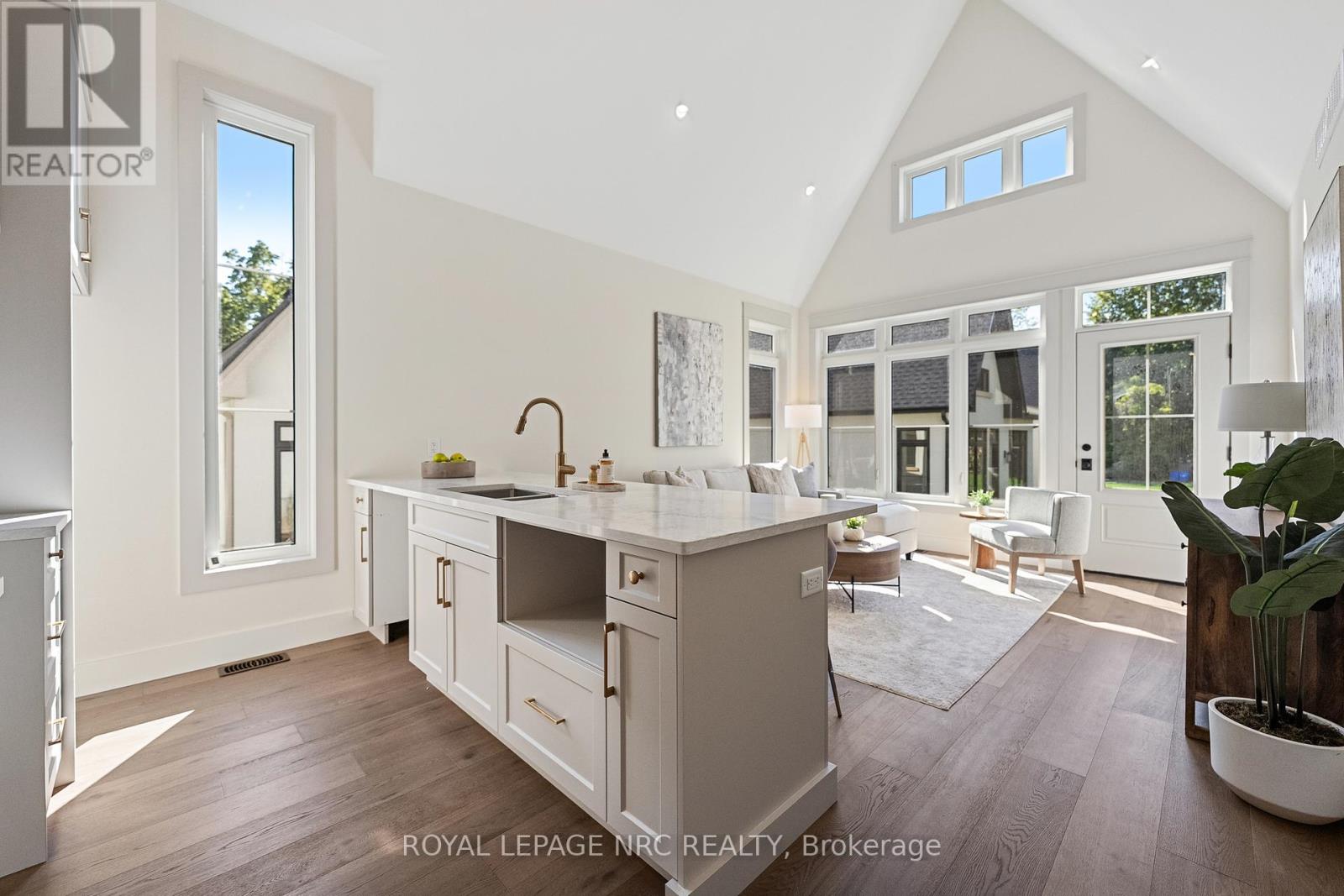 281 Elmwood Avenue, Fort Erie (Crystal Beach), Ontario  L0S 1B0 - Photo 10 - X12455695