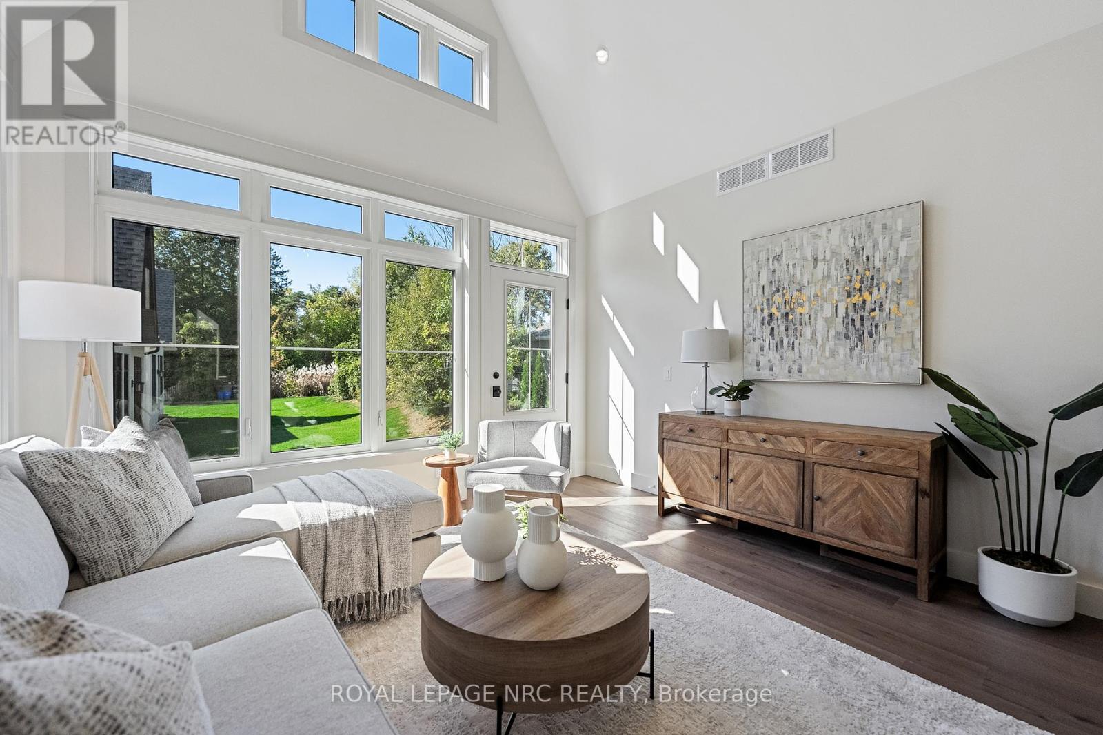 281 Elmwood Avenue, Fort Erie (Crystal Beach), Ontario  L0S 1B0 - Photo 11 - X12455695