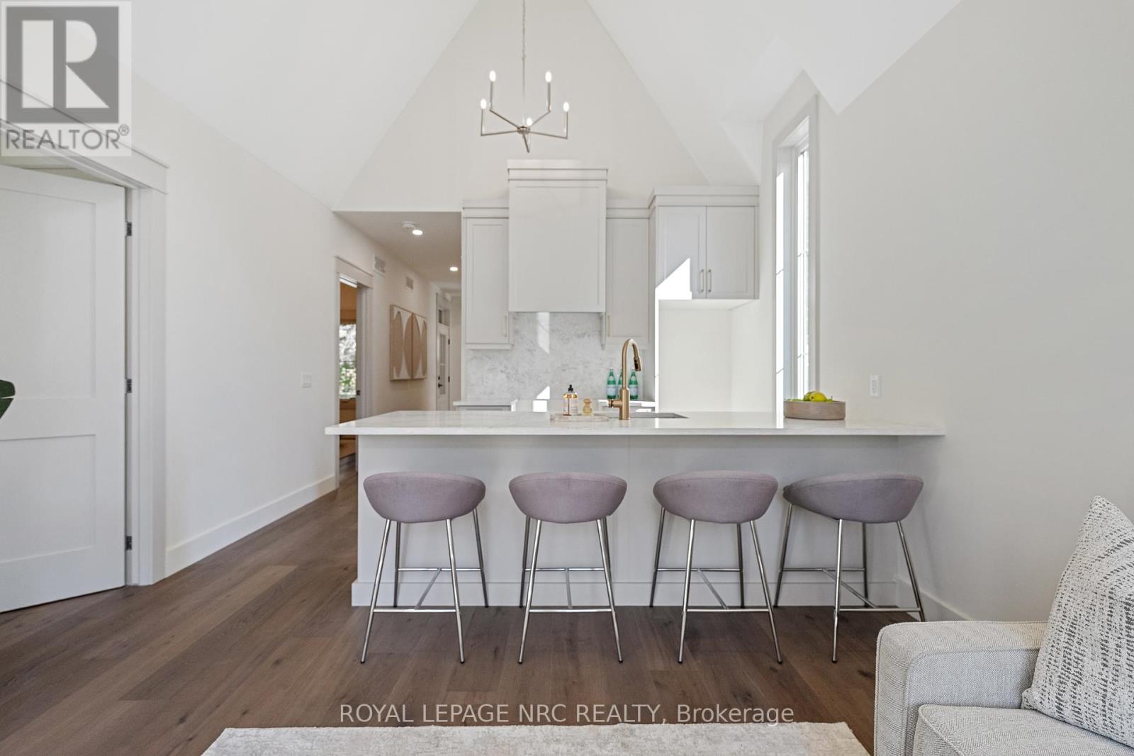 281 Elmwood Avenue, Fort Erie (Crystal Beach), Ontario  L0S 1B0 - Photo 13 - X12455695