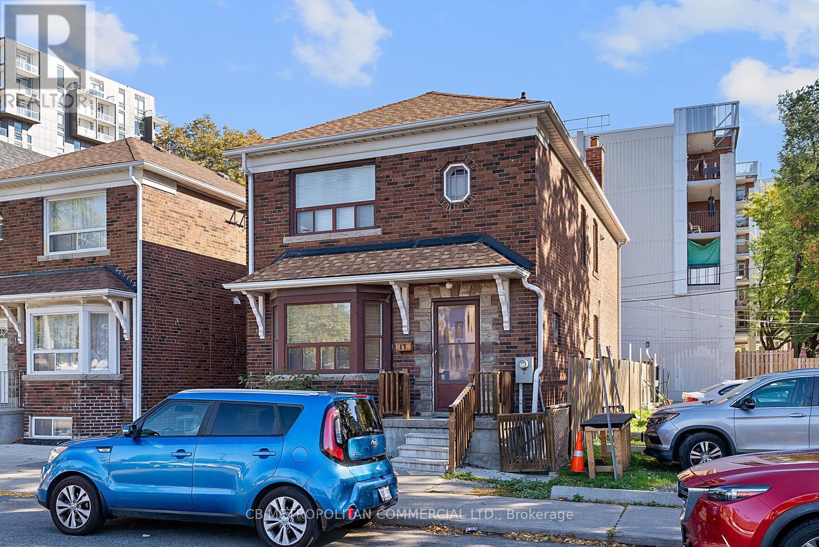 17 AUGUSTA AVENUE, Toronto, Ontario