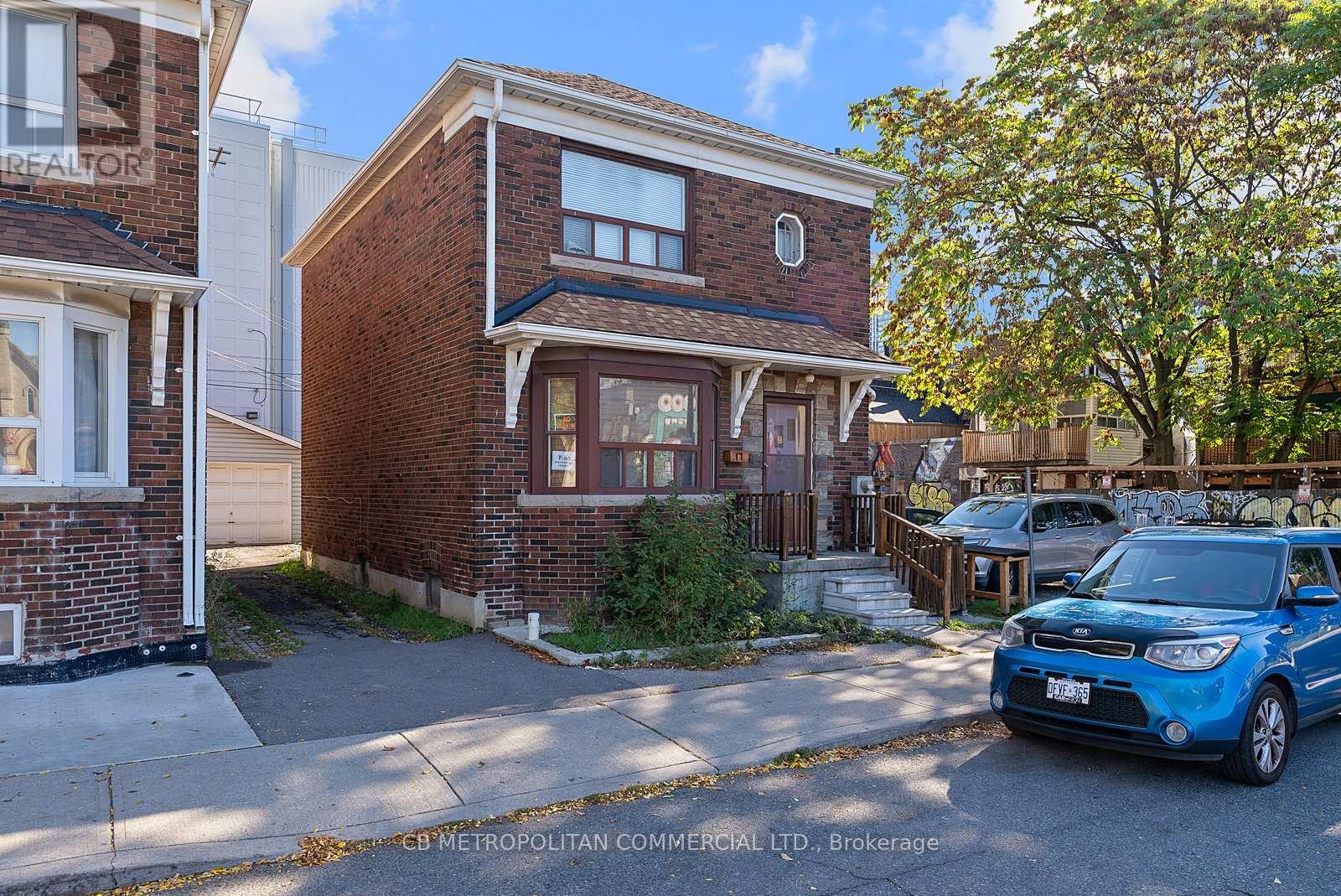 17 Augusta Avenue, Toronto, Ontario  M5T 2K7 - Photo 2 - C12455702