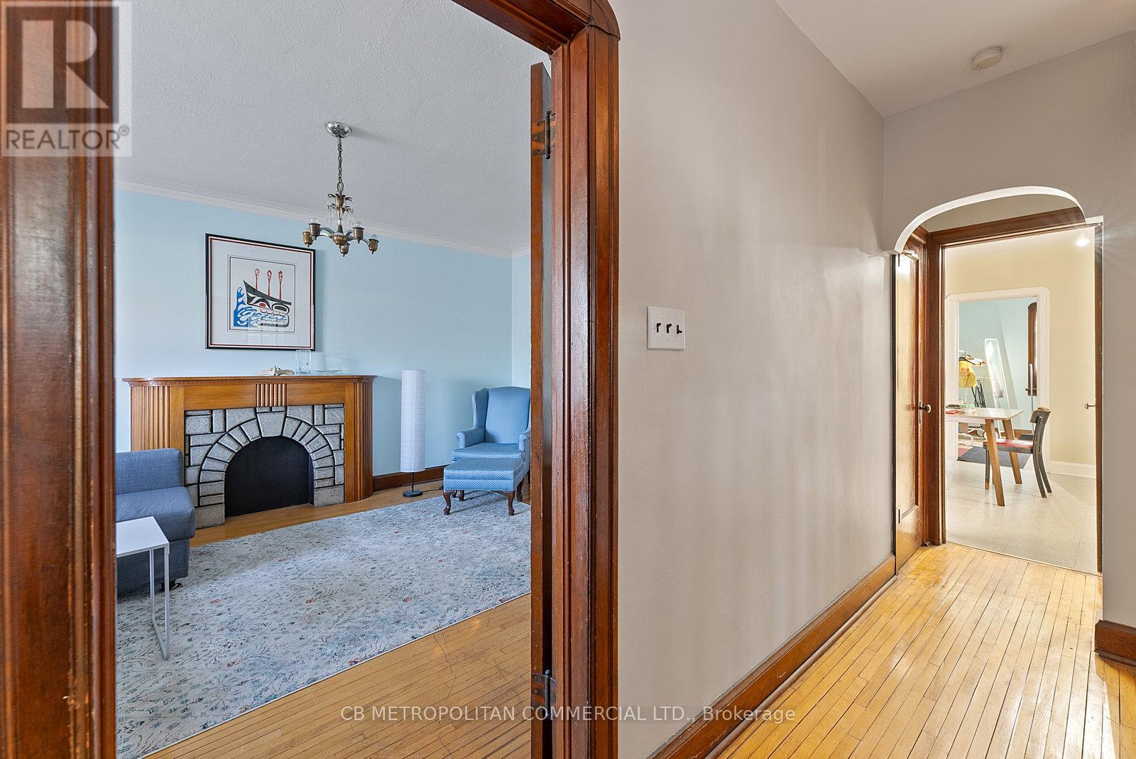 17 Augusta Avenue, Toronto, Ontario  M5T 2K7 - Photo 5 - C12455702