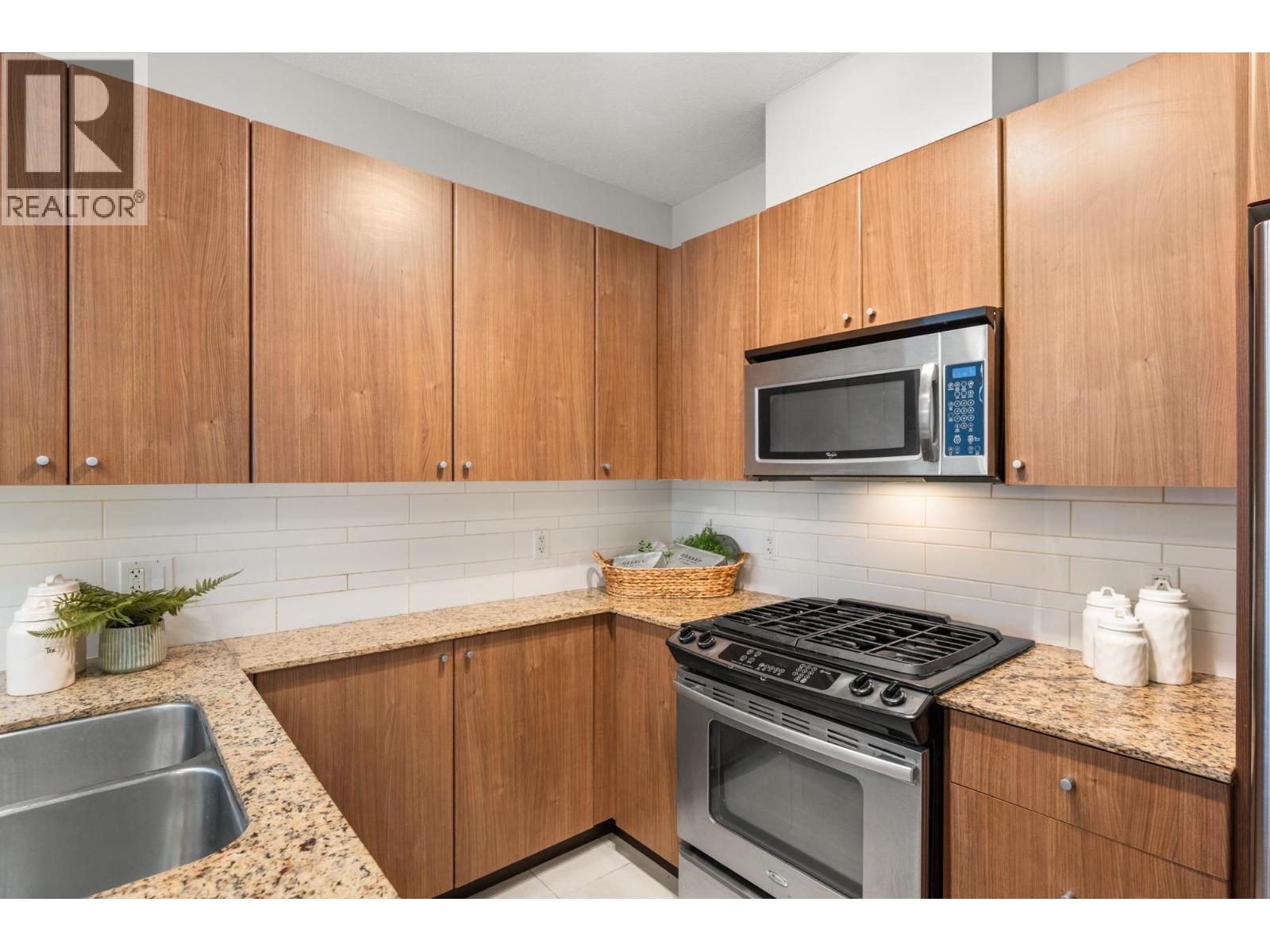 2103 280 Ross Drive, New Westminster, British Columbia  V3L 0C2 - Photo 2 - R3030125