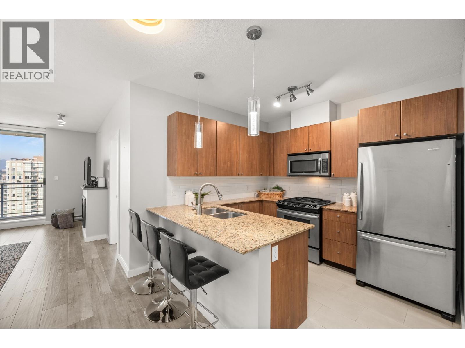 2103 280 Ross Drive, New Westminster, British Columbia  V3L 0C2 - Photo 3 - R3030125