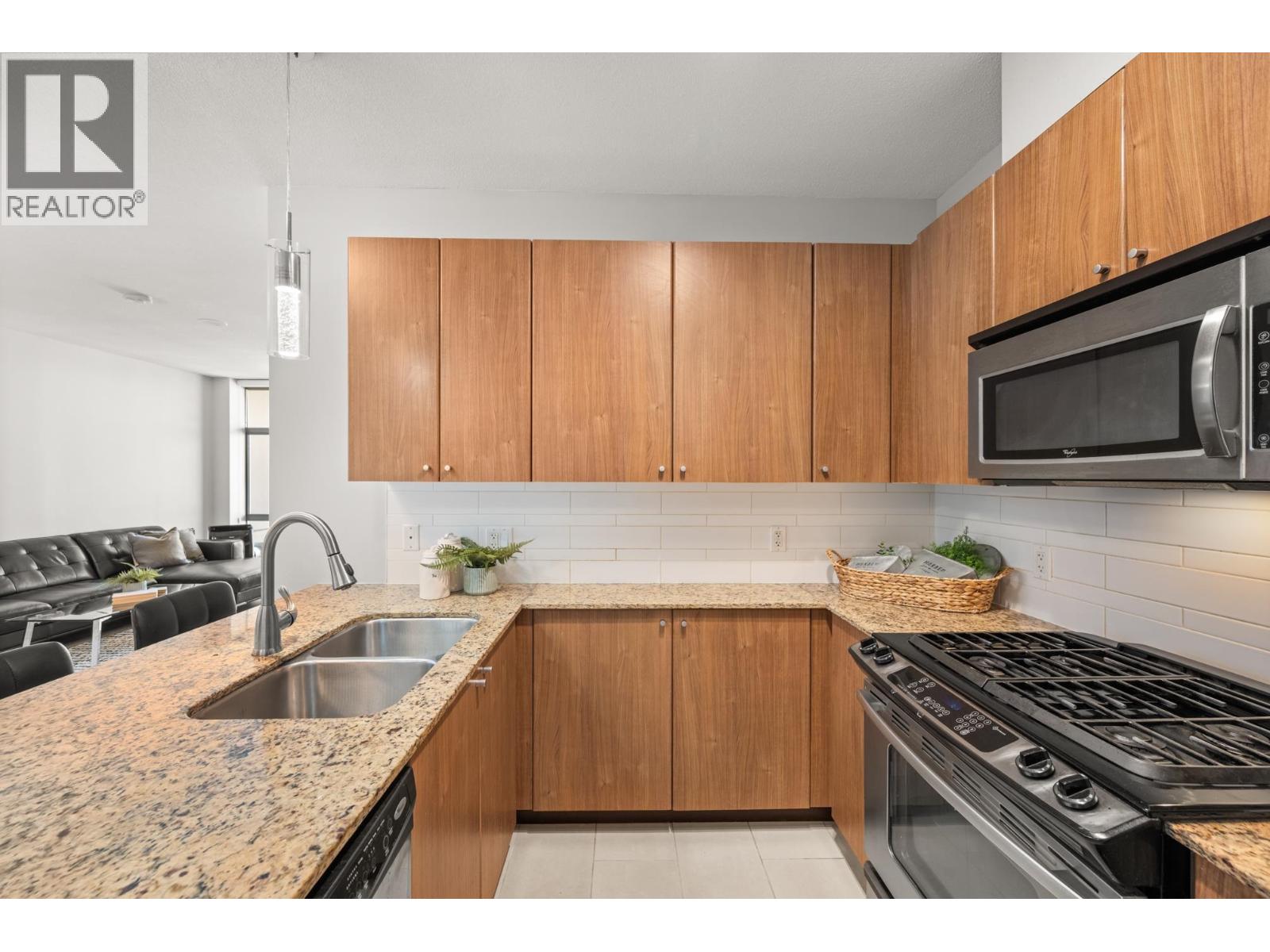2103 280 Ross Drive, New Westminster, British Columbia  V3L 0C2 - Photo 6 - R3030125