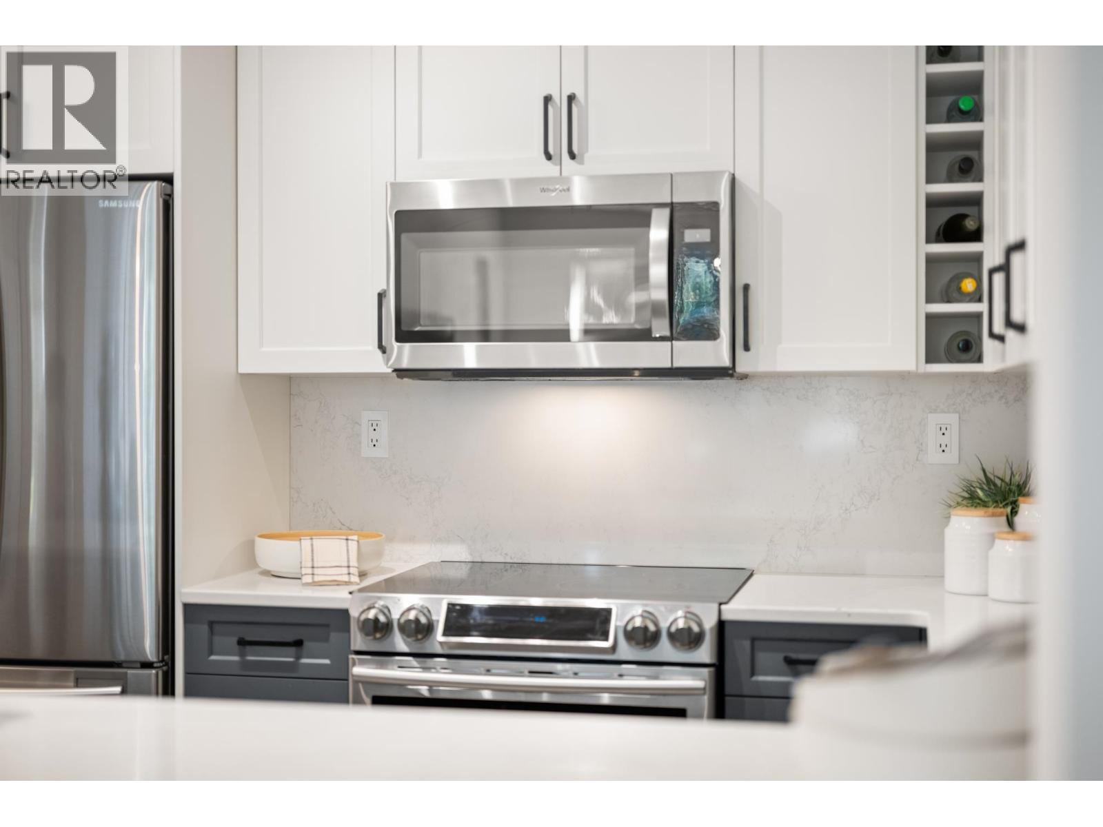 301 285 Ross Drive, New Westminster, British Columbia  V3L 0B9 - Photo 3 - R3054001
