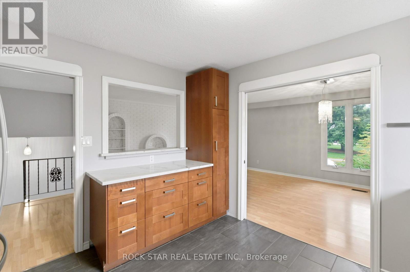 111 Britten Close, Hamilton, Ontario  L9C 4K1 - Photo 12 - X12455686